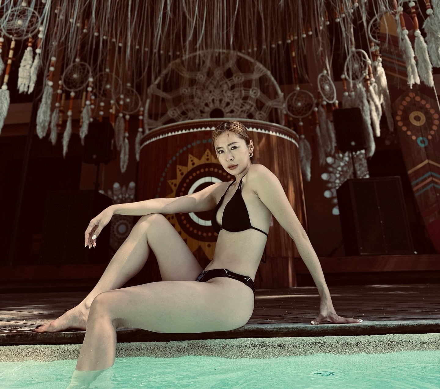 張棋惠穿比基尼展現性感的一面。（好撐音樂提供）