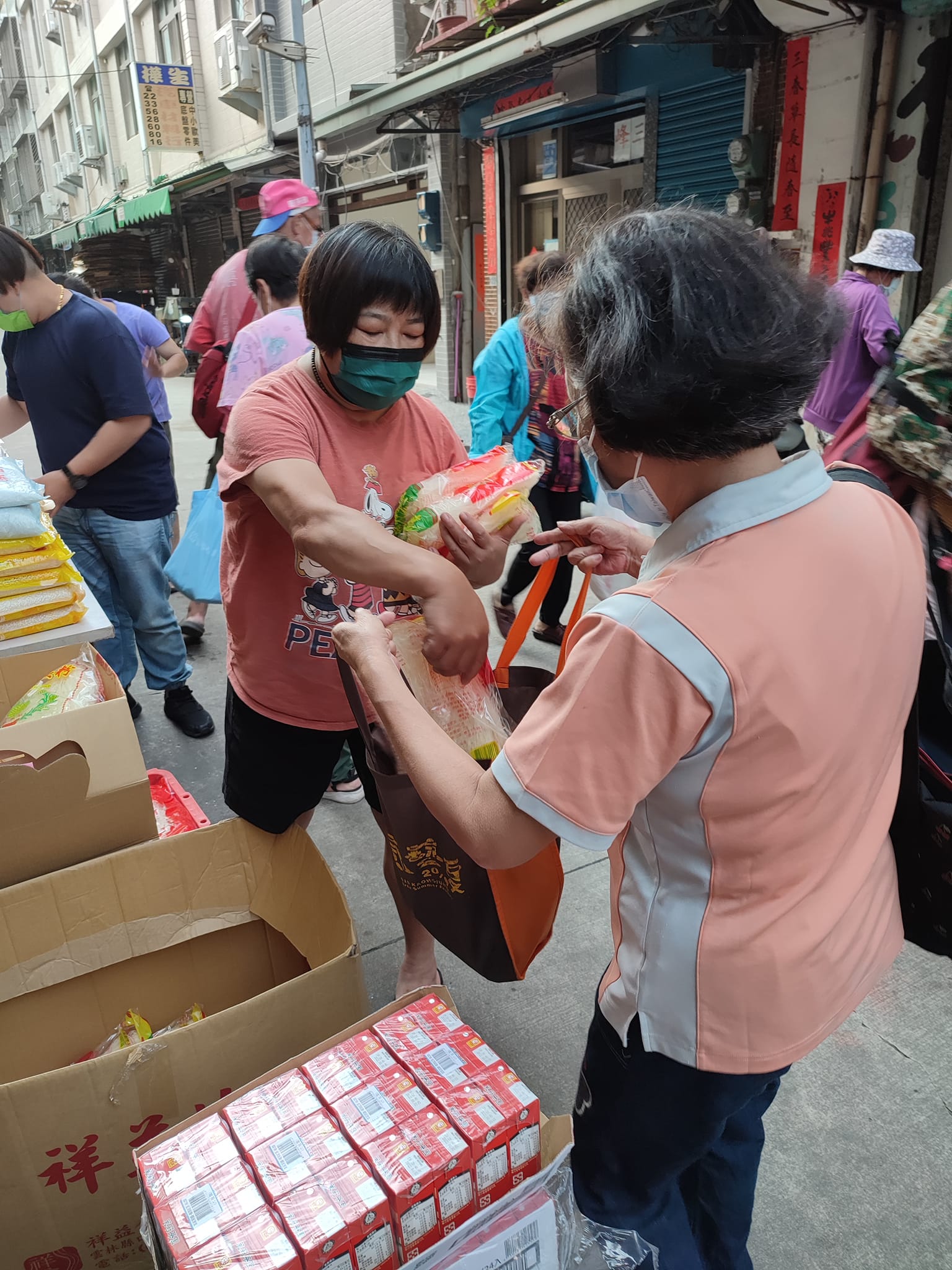 陳傑憲的母親黃淑娟(左)成立微笑慈善會協助弱勢。(翻測自臉書高雄市微笑慈善會)
