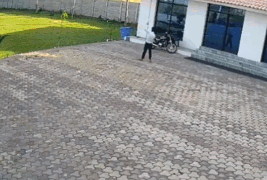 事發度假村監視器錄下死者被炸成火球的瞬間,相關單位正針對電線裝設位置展開調查。(翻攝自X)