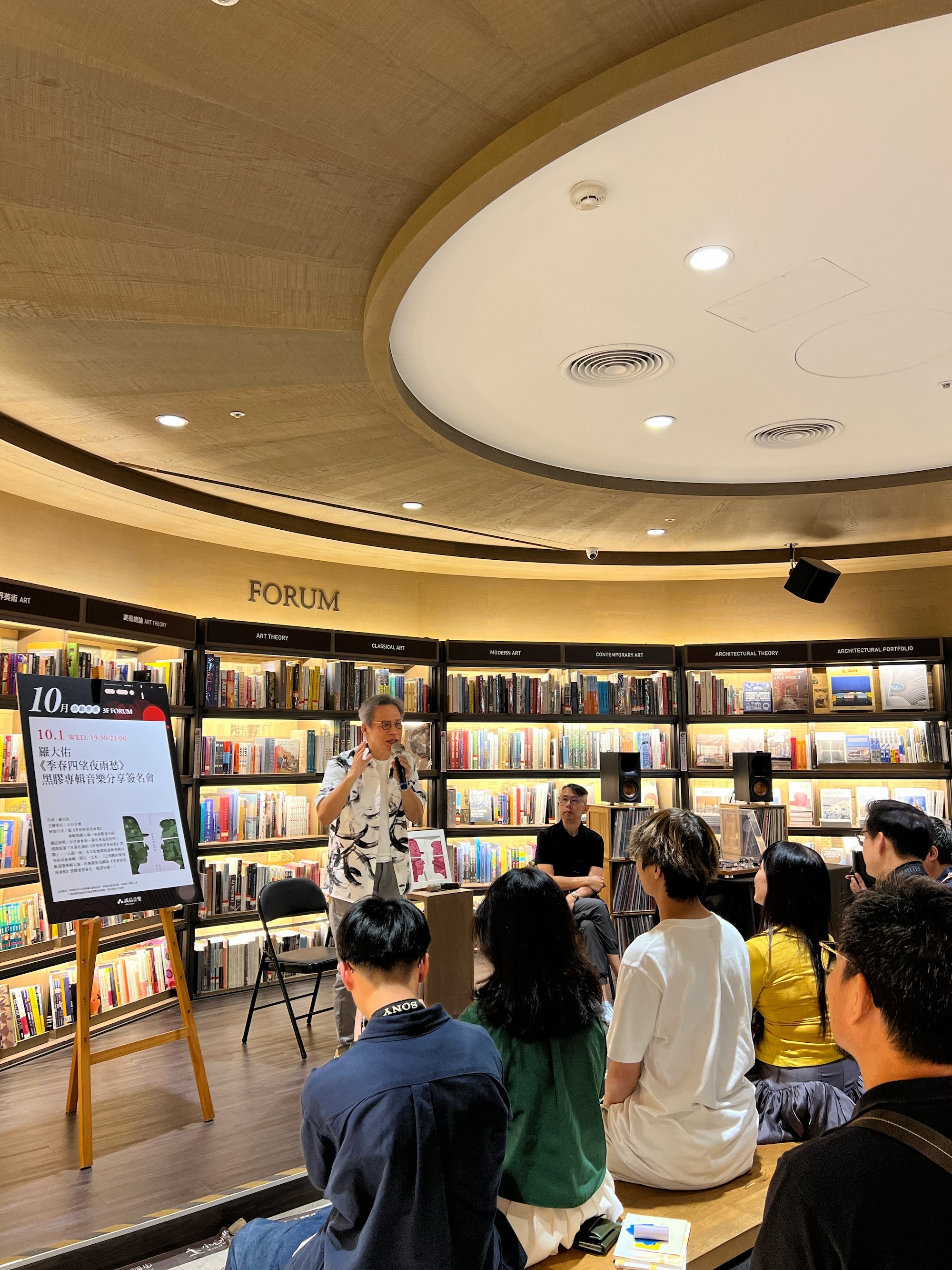 羅大佑全新EP《季春四望夜雨愁》推出珍藏黑膠套裝盒,昨與粉絲見面會。(大右音樂提供)