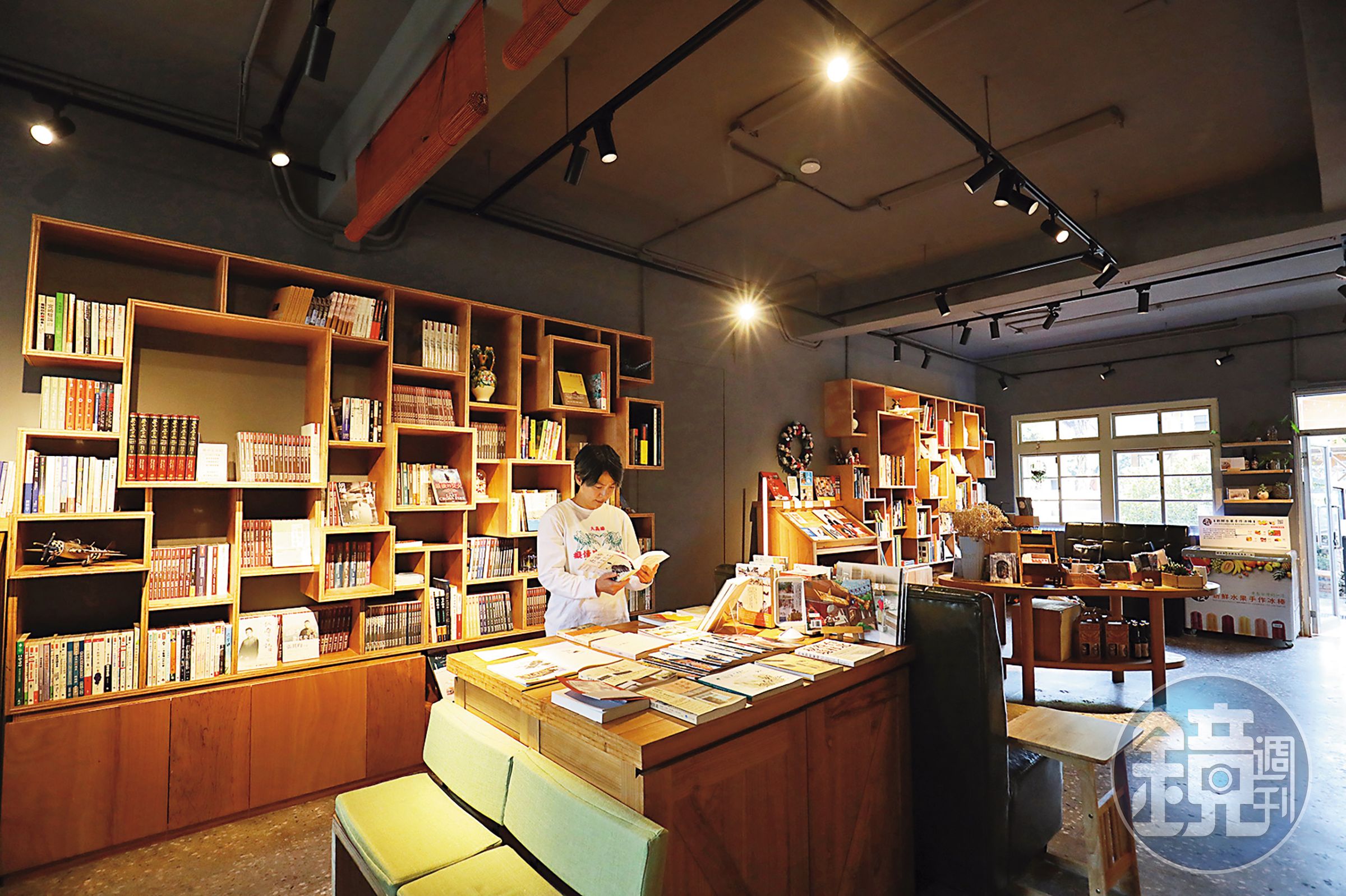 開在空軍三重一村的「歲月書屋」,主要以藝術建築、台灣近代史、童書繪本、小說及生活風格類等選書為主。