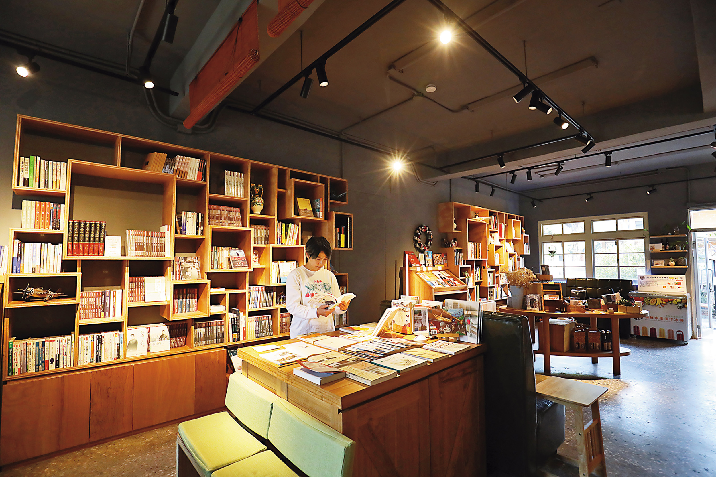 開在空軍三重一村的「歲月書屋」，主要以藝術建築、台灣近代史、童書繪本、小說及生活風格類等選書為主。