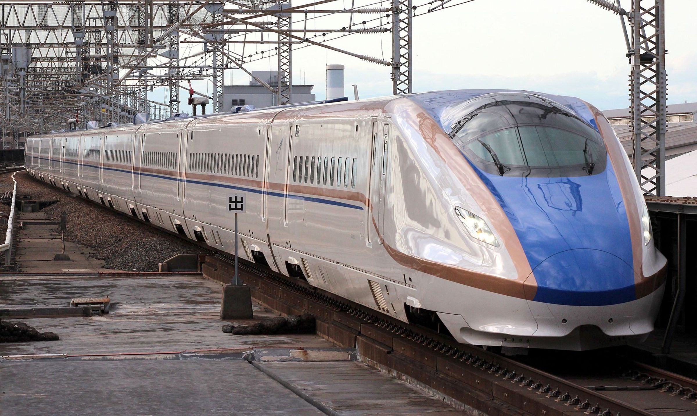 日本今發生3條新幹線大規模停駛意外,其中一輛北陸新幹線列車被迫停在站與站之間的高架軌道區。(示意圖,翻攝自維基百科)