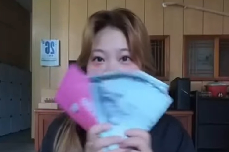 中配若瑜分享領取普發現金1萬元，卻直言不會認同中華民國是國家，引發輿論撻伐。（翻攝自YouTube）