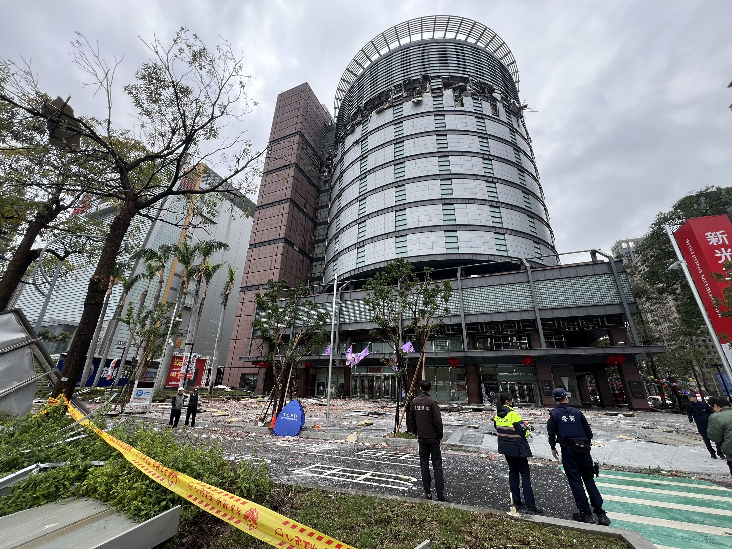 台中新光三越發生氣爆事故，台中市長盧秀燕因此取消原訂明日前往桃園燈會參訪的行程。（民眾提供）