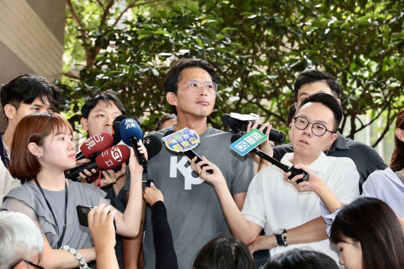 黃國昌指揮狗仔集團跟監政治人物風暴事件持續擴大，引起網路熱議。（鏡報林煒凱攝）