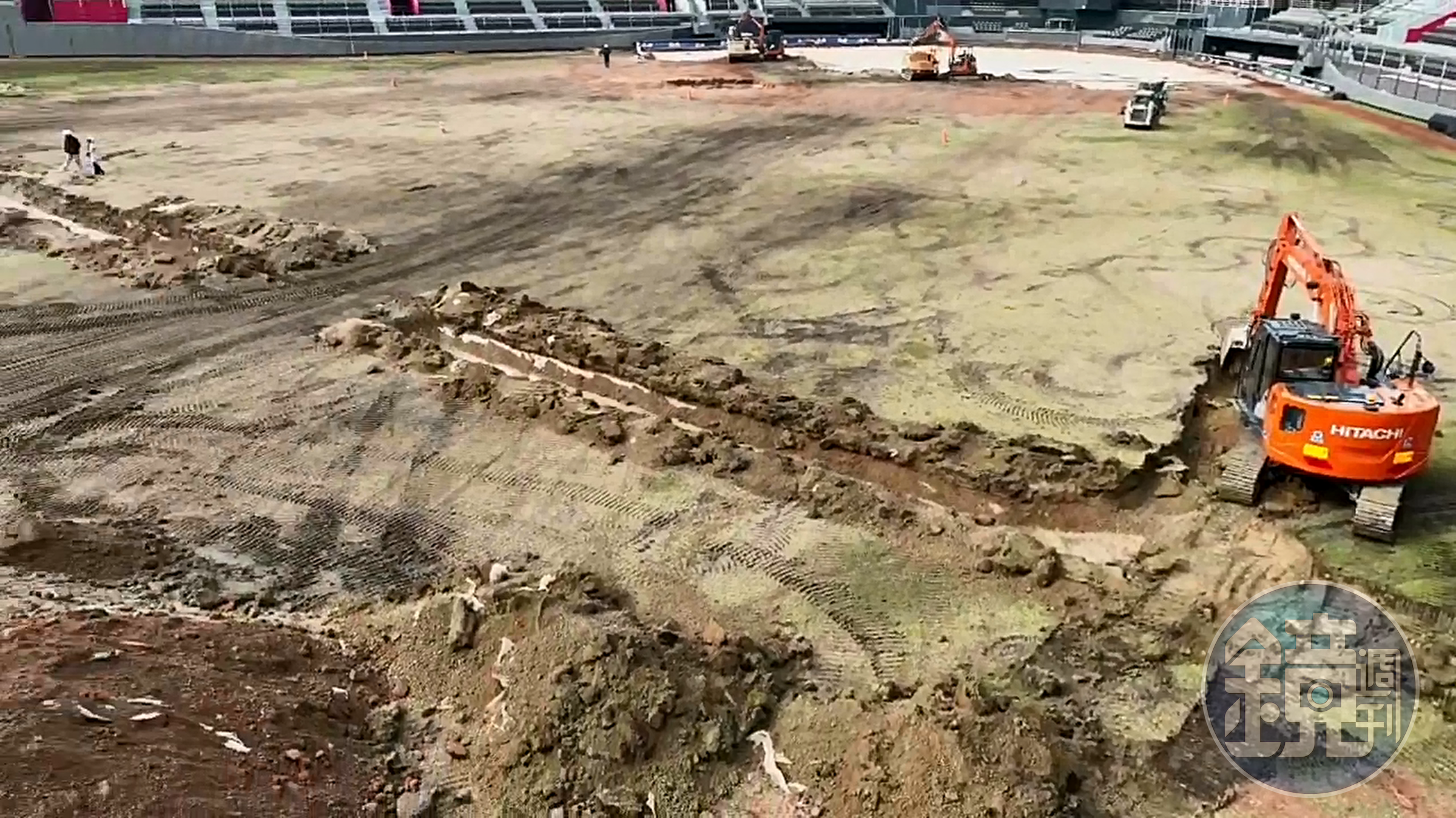 新竹市立棒球場啟動覆土移除作業後，外野區域挖出大量混凝土石塊，夾雜塑膠製品、廢電線、紅磚等營造廢棄物。（讀者提供）
