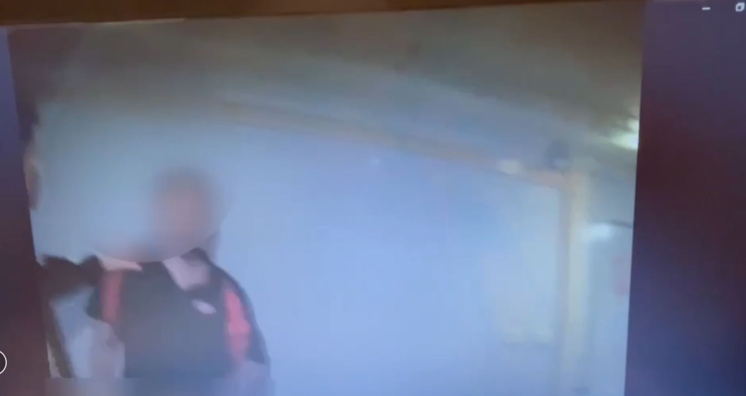 紀男見警方到場,仍醉言醉語的亂扯要到妹妹家,事後調查他根本沒有妹妹住在該大樓。(翻攝畫面)