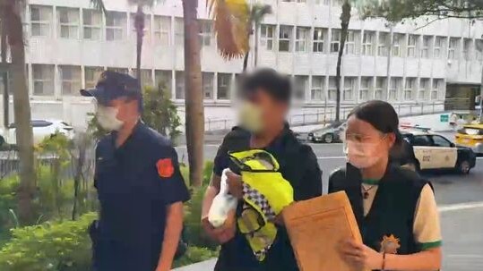 肇事救護車駕駛為23歲公司負責人，竟無照上路釀禍，警方依過失致死罪移送偵辦。（翻攝畫面）