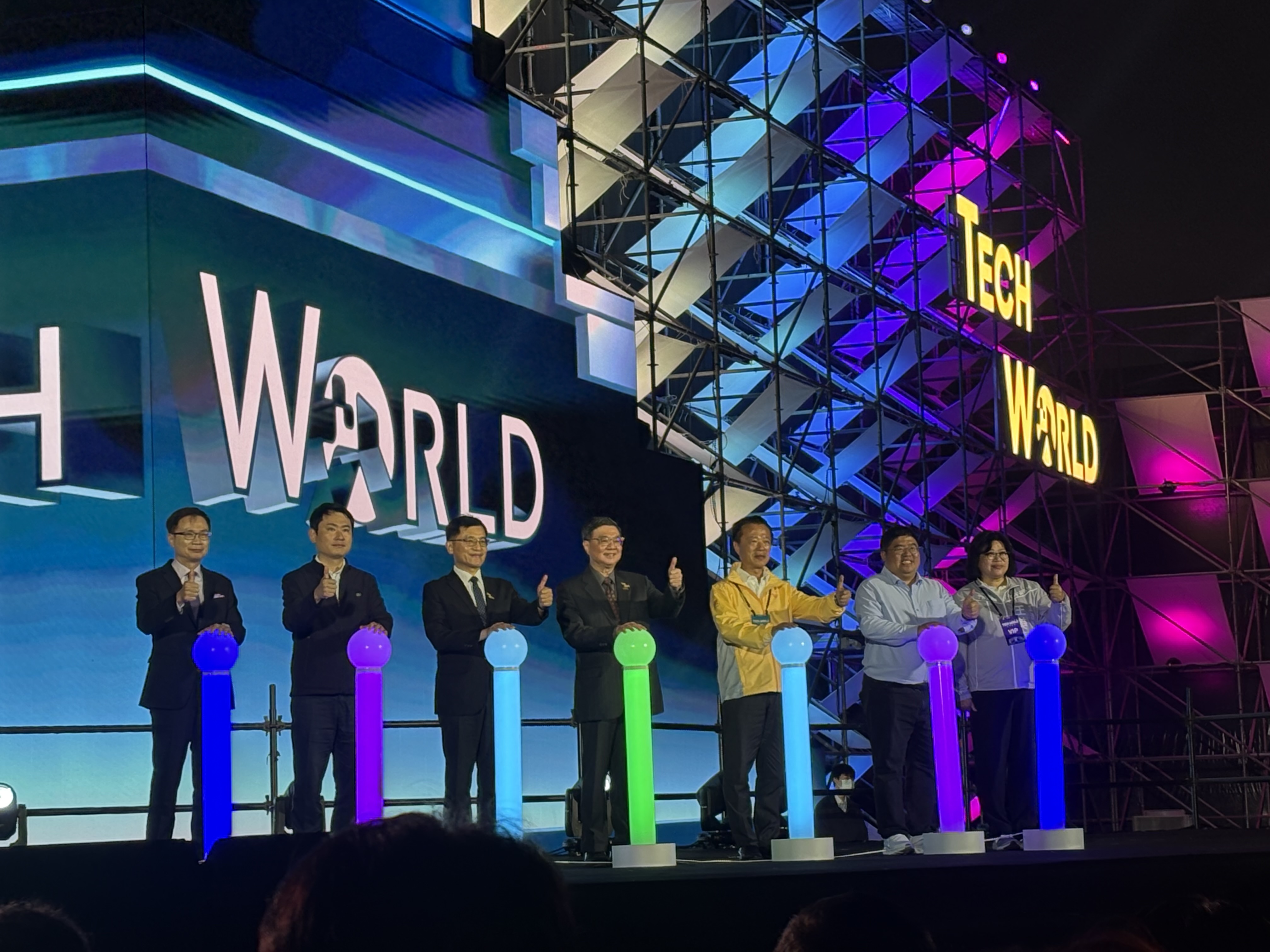 台灣燈會開幕儀式,由貿協董事長黃志芳(左起)、立委陳冠廷、經濟部次長何晉滄、行政院長卓榮泰、嘉義縣長翁章梁、立委蔡易餘、立委王美惠共同啟動。