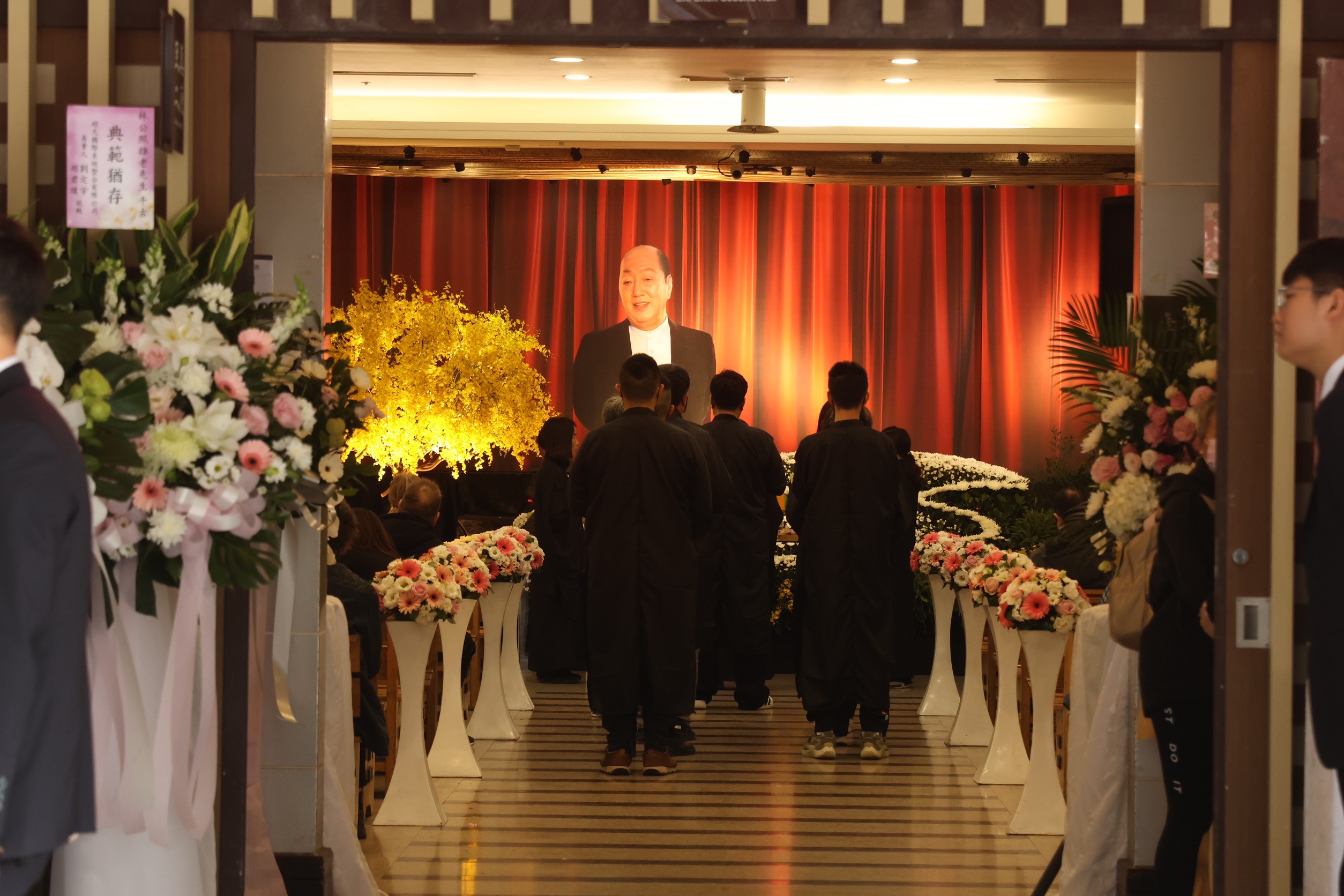 林照雄告別式以人形立牌取代傳統遺照。