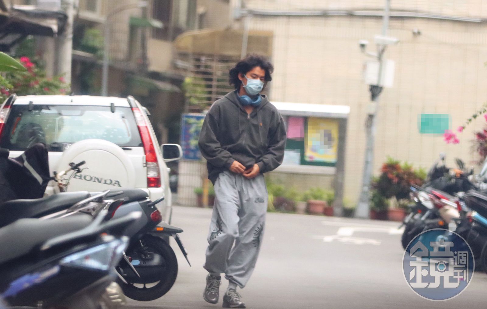 4/15 15：43 朱軒洋離開吳卓源住處時，已經換了一套新的穿搭，可見過夜所需用品備得很全