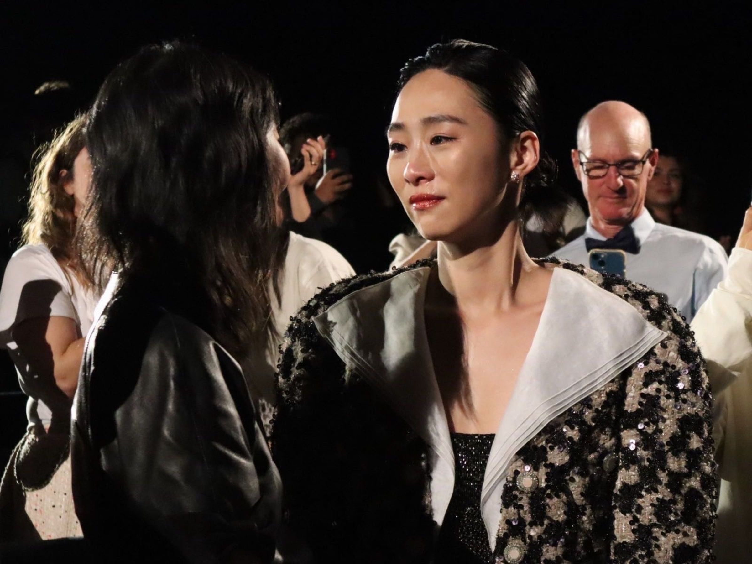 首映會上吳可熙與導演Constance Tsang哭成一團，吳可熙更想將電影獻給全世界所有在異鄉打拚的移民。（CAA提供）