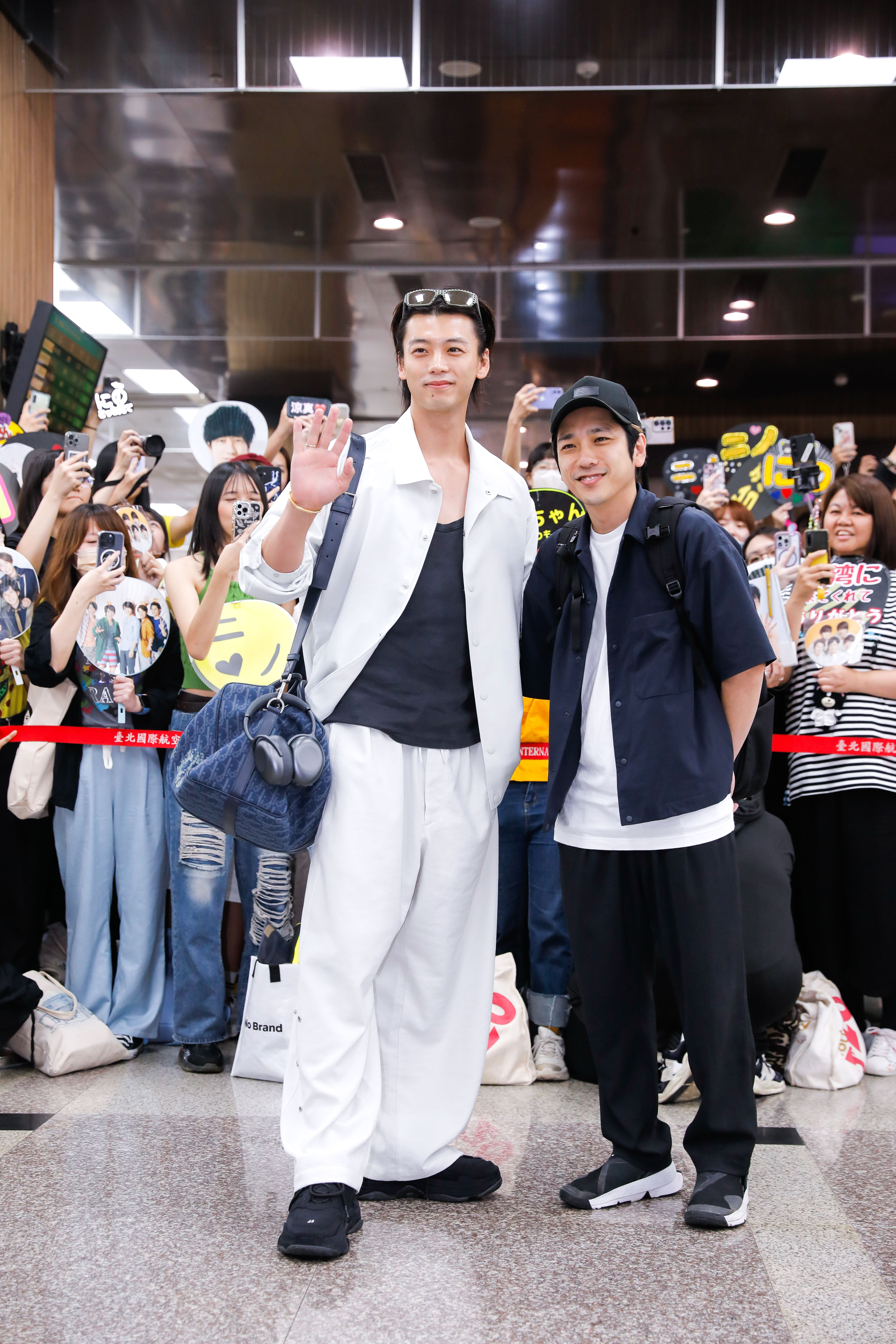 二宮和也（右）與竹內涼真身上都有藍、白、黑元素，而且還是互補的「師徒裝」搭配。