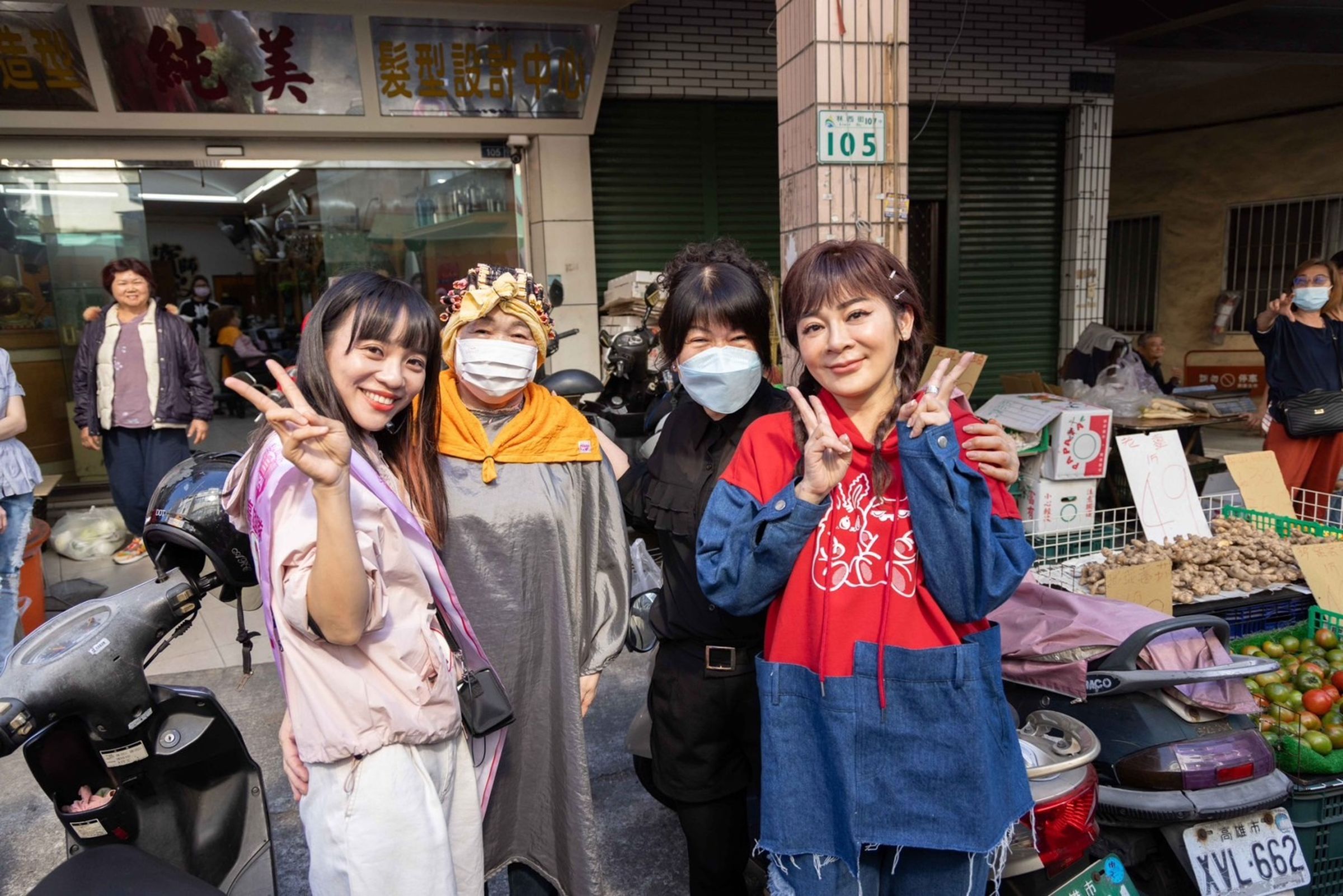 立委候選人黃捷與王彩樺合體掃街,超強魅力連頭髮燙到一半的粉絲也衝來合照。(翻攝黃捷臉書)