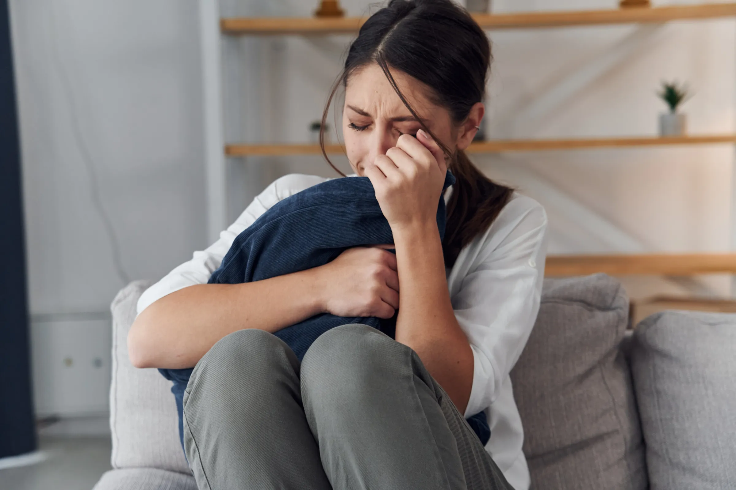 人妻驚覺丈夫在中國包二奶另組家庭,長達6年與妻女斷聯,決定訴請離婚。(示意圖,photoAC)