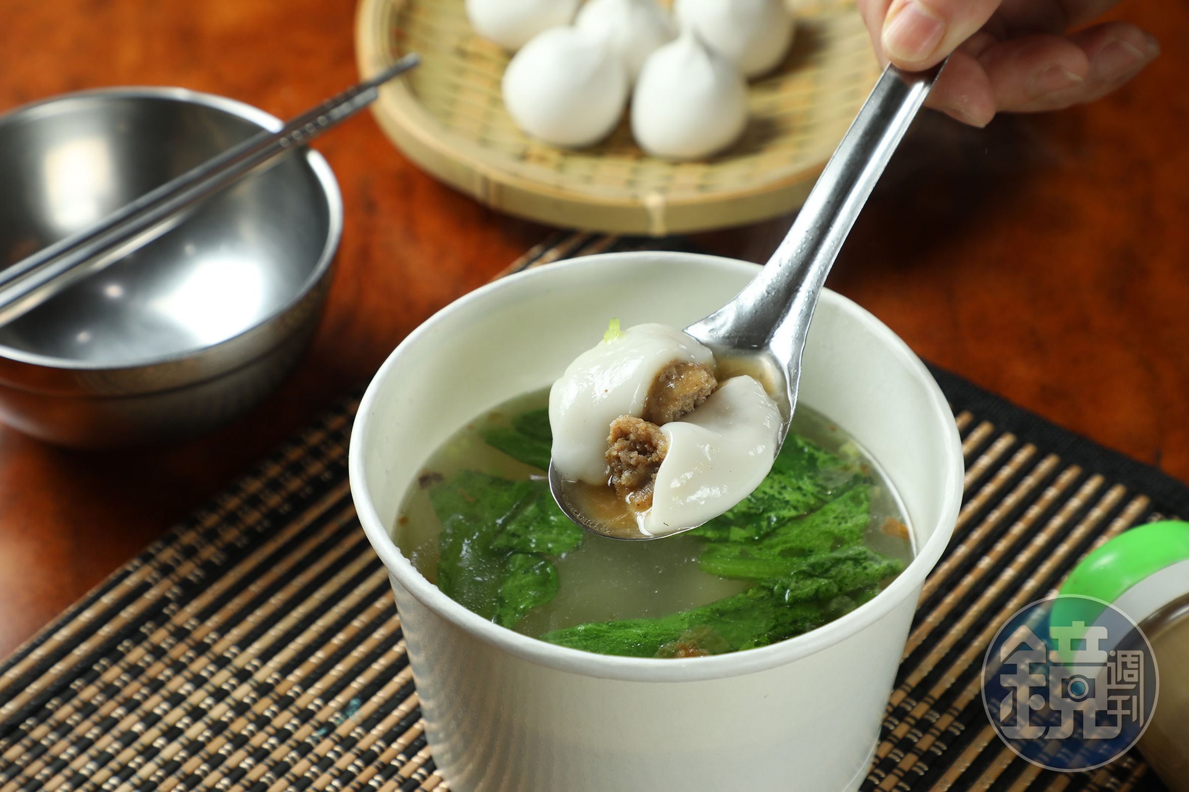 最早賣完的「鹹湯圓」，以軟嫩外皮包入肉汁豐富的豬胛心內餡而大受歡迎。（70元／份）