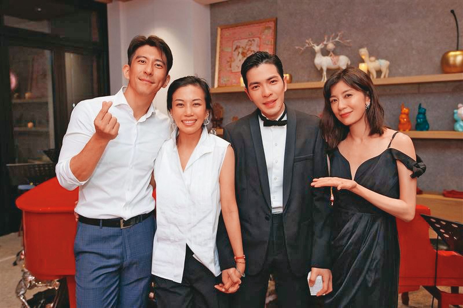 &rarr; 3年前蕭敬騰（右二）和Summer（左二）的求婚派對，修杰楷（左一）、賈靜雯（右一）夫妻都在場見證幸福。（翻攝自賈靜雯IG）