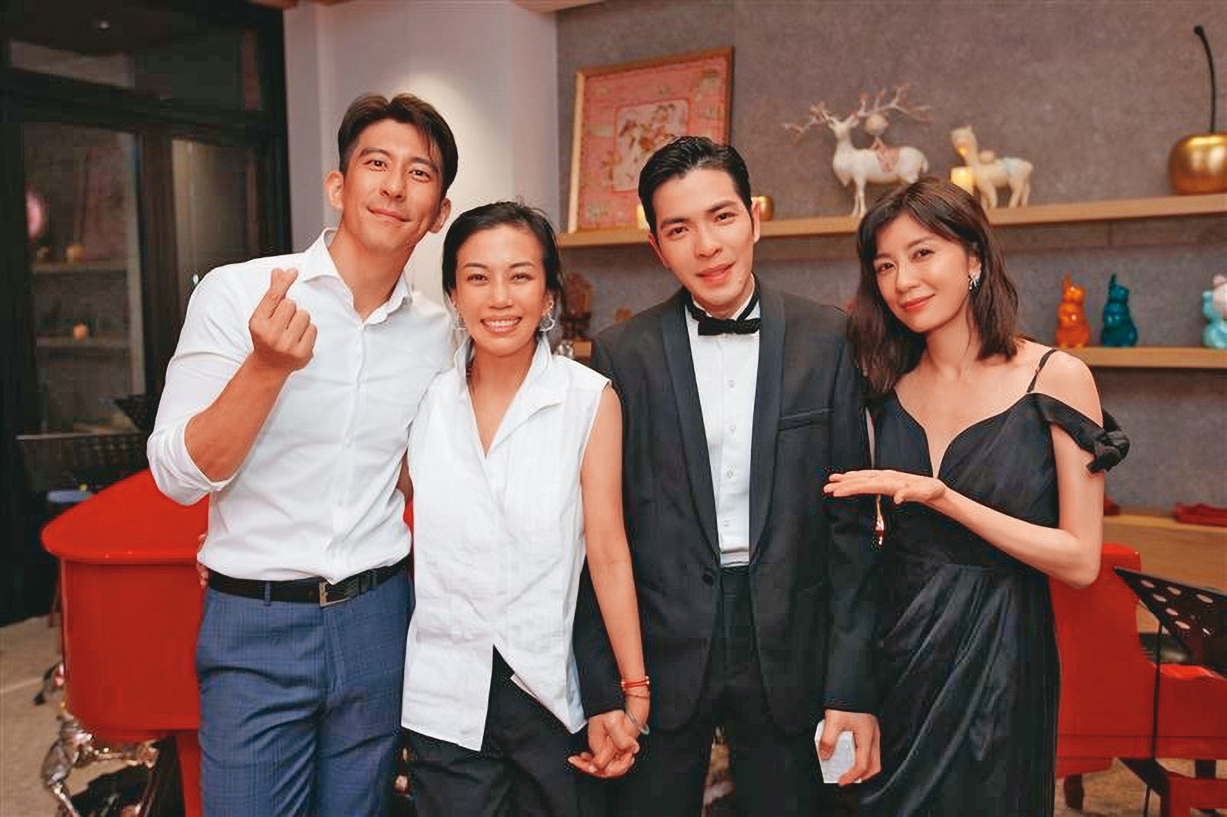 →	3年前蕭敬騰（右二）和Summer（左二）的求婚派對，修杰楷（左一）、賈靜雯（右一）夫妻都在場見證幸福。（翻攝自賈靜雯IG）