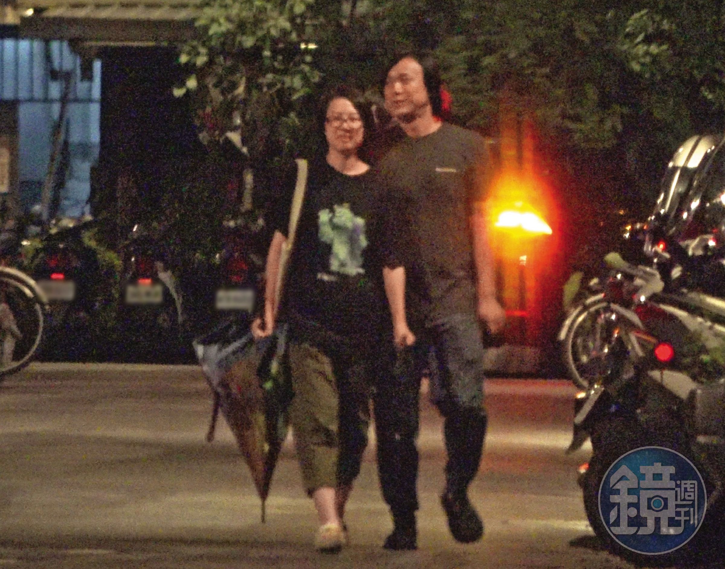 7月21日20:43,蕭煌奇與老婆Jenny一派輕鬆走在路上,依舊是相互並肩走著,沿著巷子往家裡前進。
