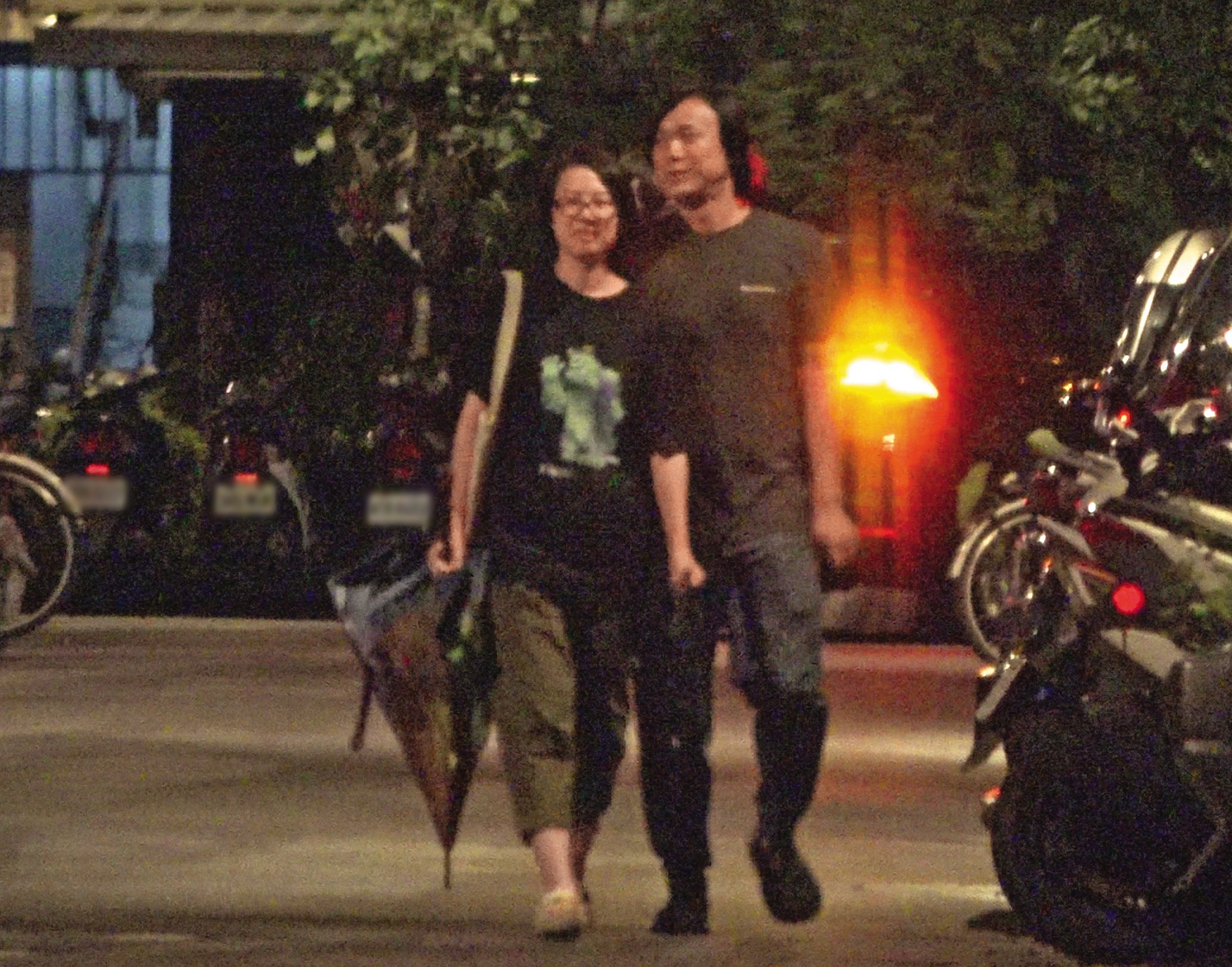 7月21日20：43，蕭煌奇與老婆Jenny一派輕鬆走在路上，依舊是相互並肩走著，沿著巷子往家裡前進。