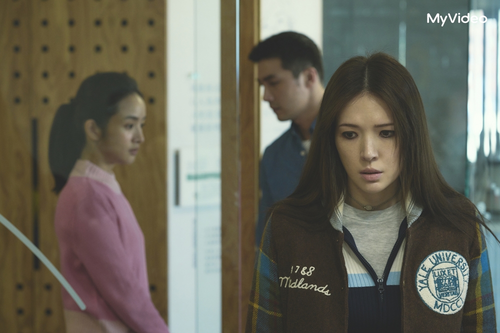 許瑋甯和林依晨在《不夠善良的我們》上演糾結多年的三角戀。（公視、MyVideo提供）