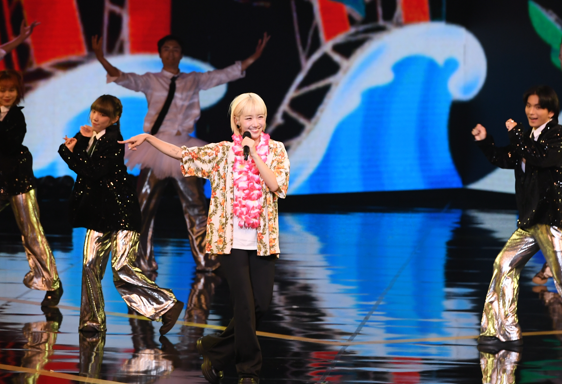 Lulu開場秀一連換5套衣服。（三立提供）