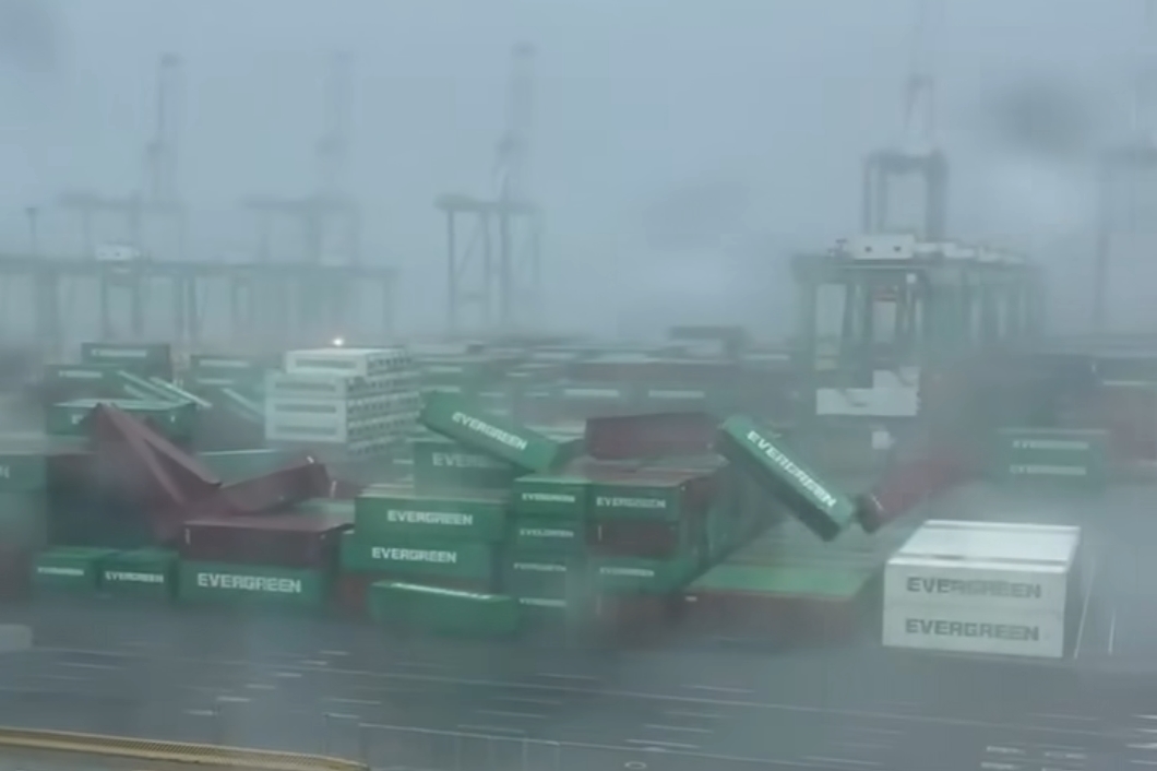 有網友po出過港隧道旁貨櫃場的影片,可見好幾個貨櫃都被吹飛。(翻攝自●【爆料公社二社】●)