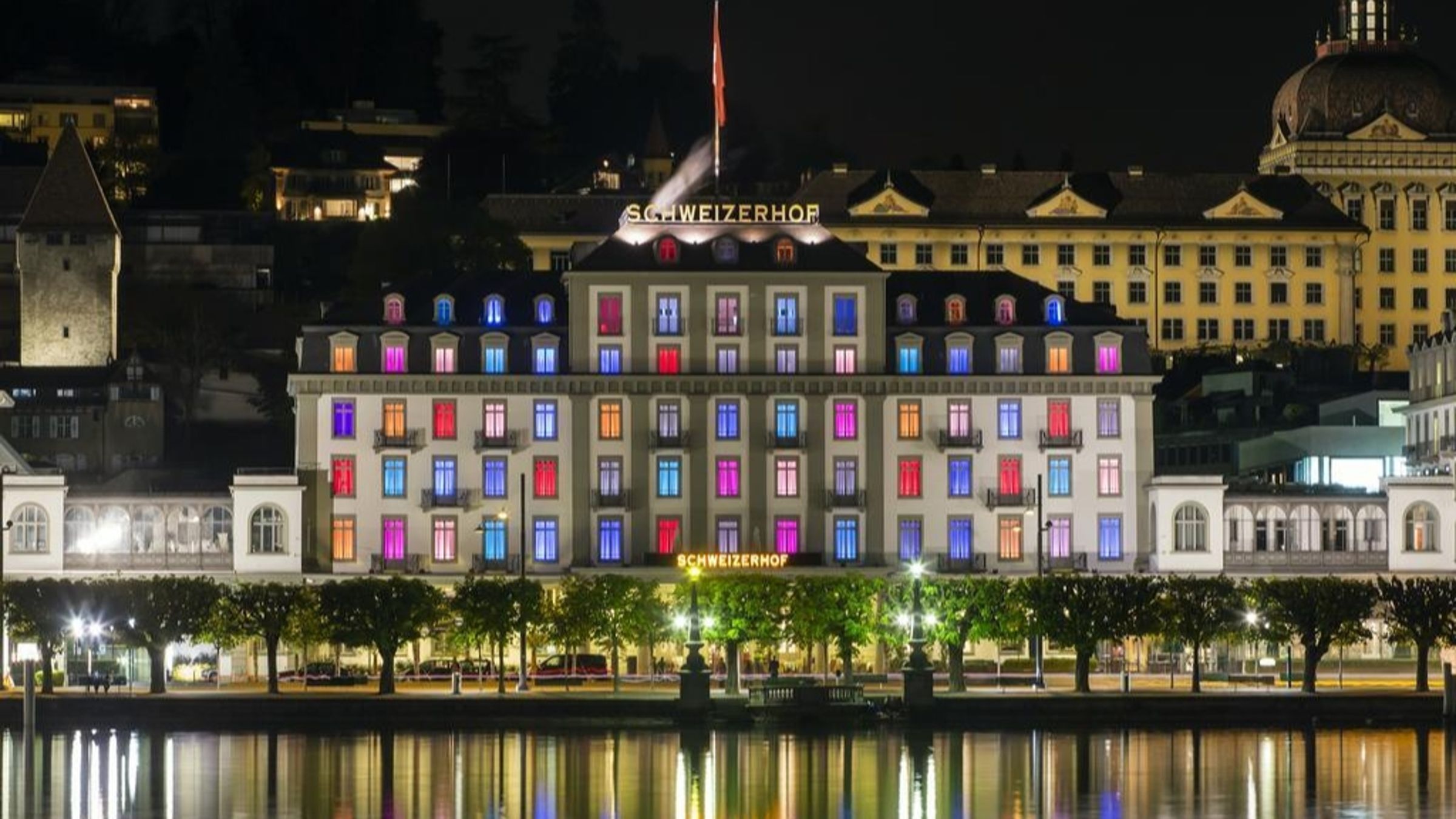 坐落於琉森湖畔的「Schweizerhof Hotel」是一間擁有超過180年歷史的五星飯店,至今由同一家族經營五代,曾迎接過文豪、音樂家、國際名流如馬克·吐溫等賓客。(泰永旅行社提供)