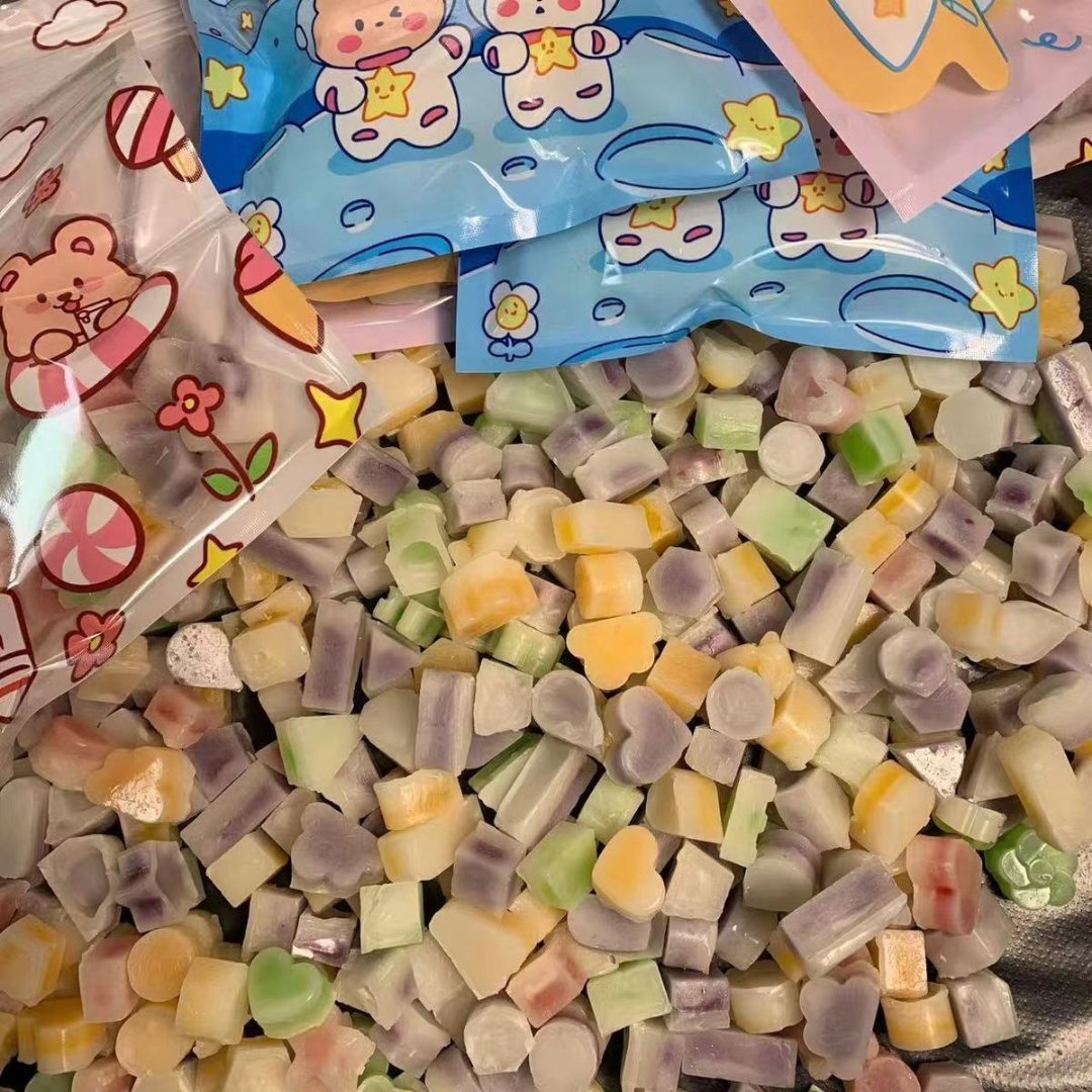 蠟瓶糖近期爆紅還流入台灣市面，引發家長擔憂。（翻攝微博）