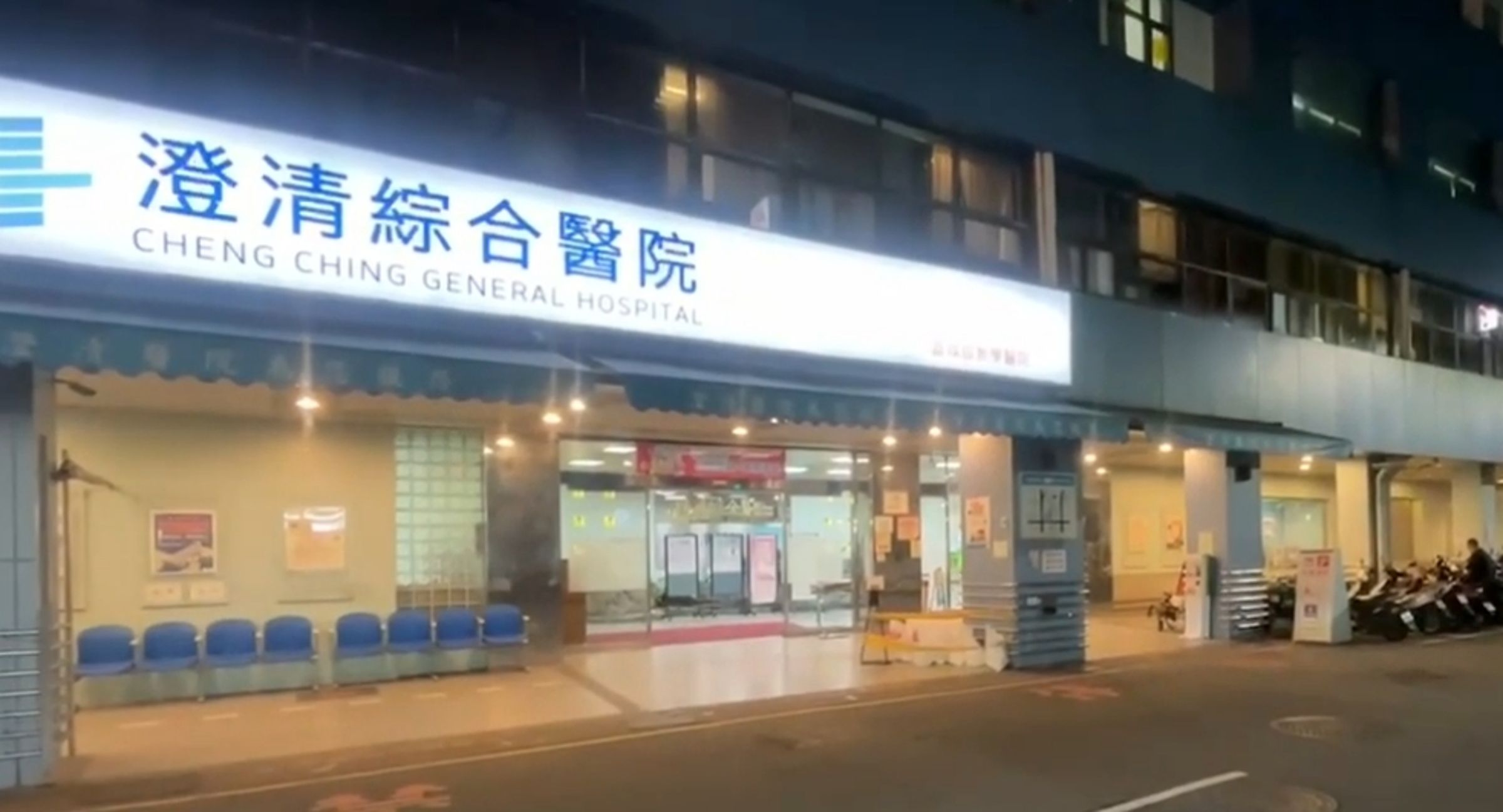 台中澄清綜合醫院驚傳玻璃大門遭砸毀，52歲男子不滿「病沒醫好」憤而犯案。（鏡新聞）