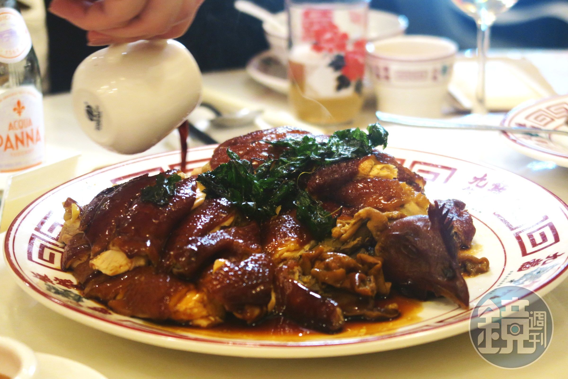 「龍井茶燻雞」渲染清新茶香，擺上酥炸的茶葉，口感很高級。（港幣408元／份，約NT$1,654，需預訂）