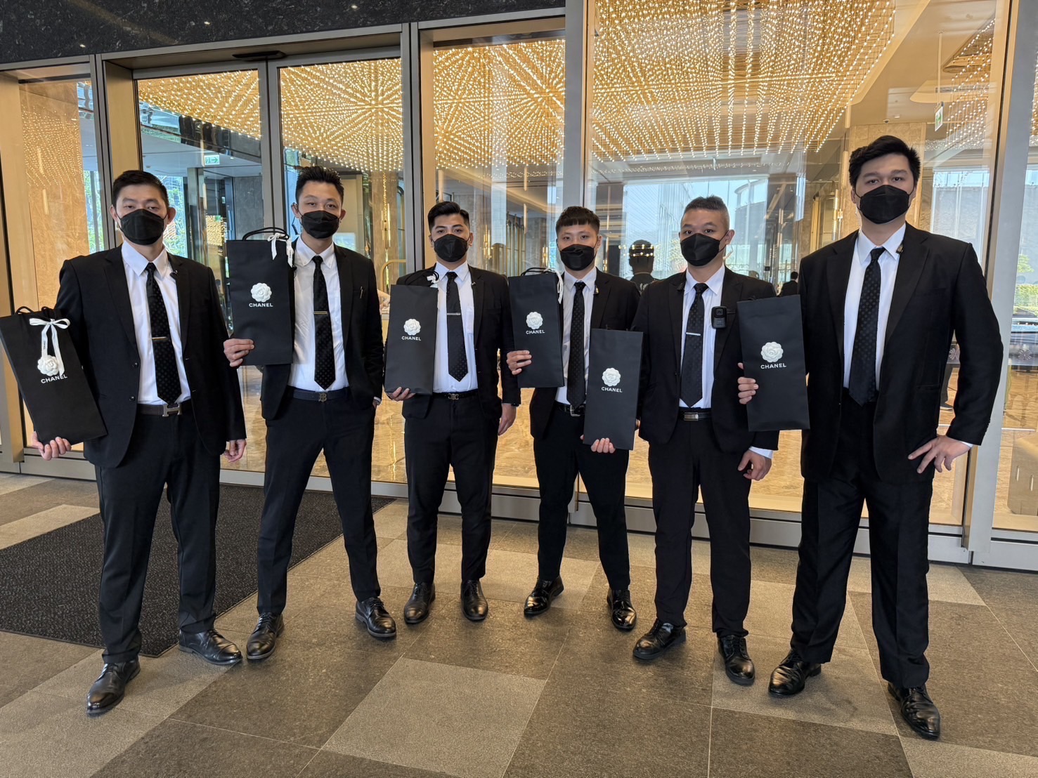 木村拓哉暖心送保鑣一人一條香奈兒領帶。（新普利提供）