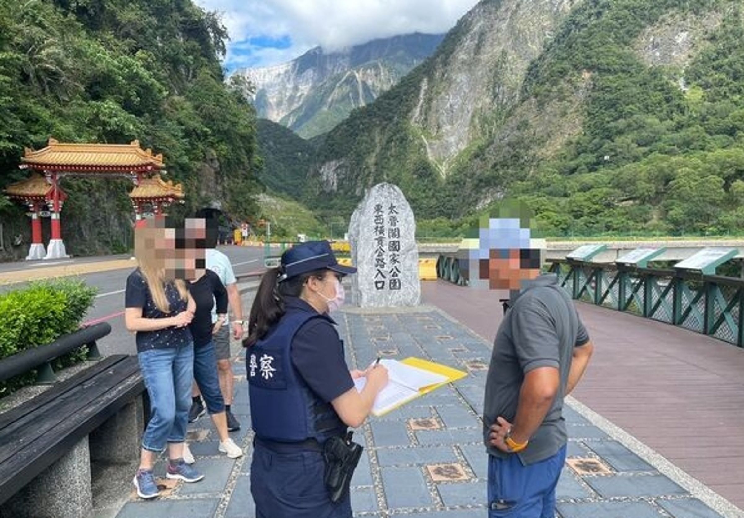 太魯閣燕子口堰塞湖形成後，中橫公路天祥至太魯閣段封閉，警方在閣口加強巡視，勸導民眾勿冒險靠近。（翻攝畫面）