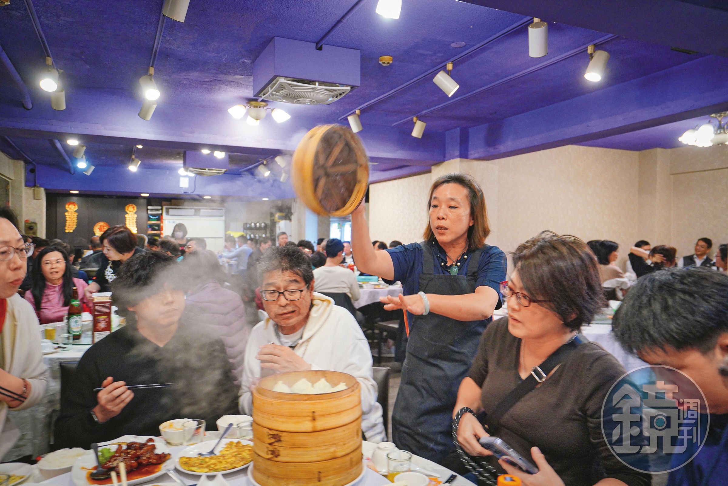 →開店10年後請到上海菜師傅，才開賣小籠湯包，如今是老客人必點。李淑燕學會後便多由她親包。（絲瓜蝦仁200元／籠）