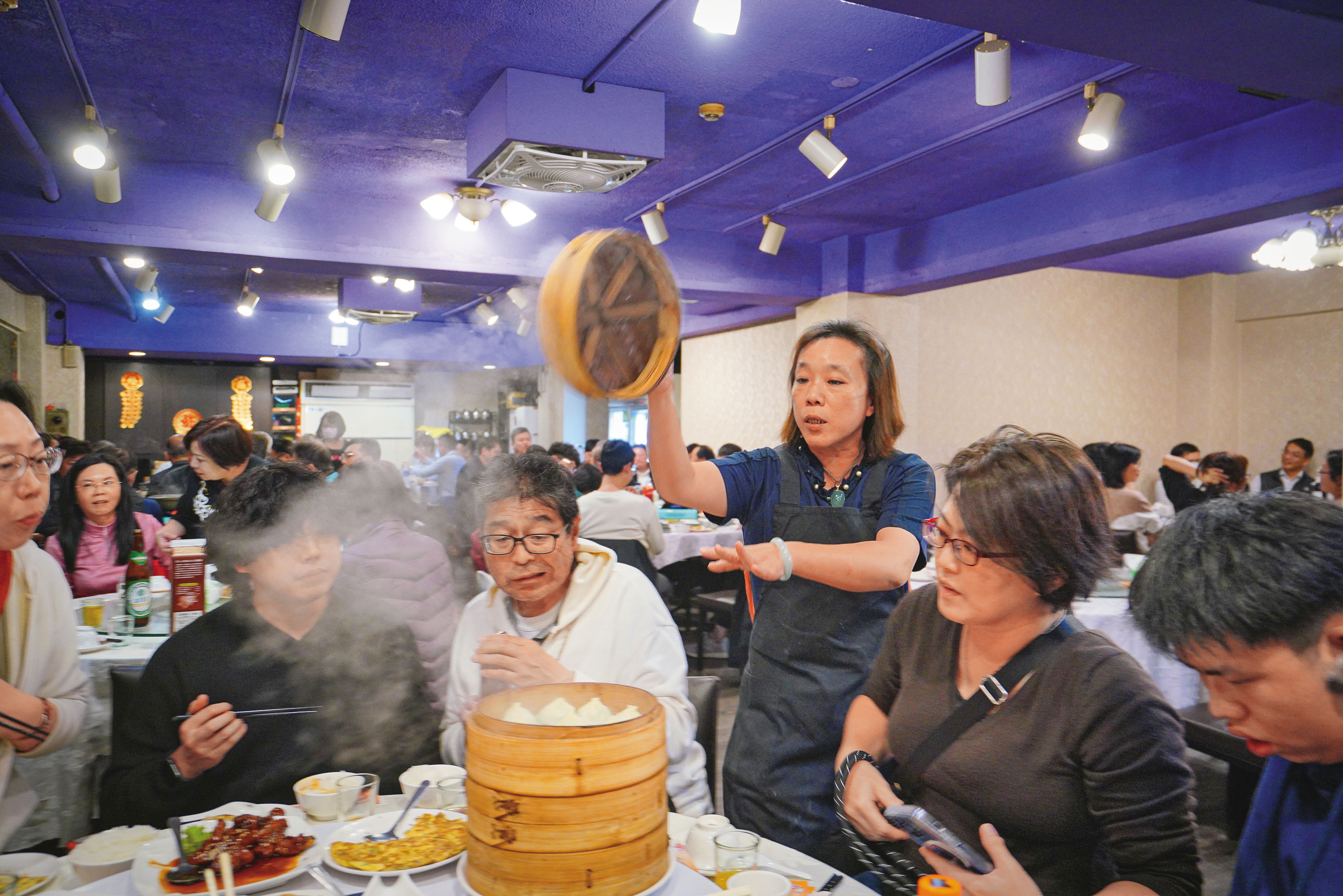 →開店10年後請到上海菜師傅，才開賣小籠湯包，如今是老客人必點。李淑燕學會後便多由她親包。（絲瓜蝦仁200元／籠）