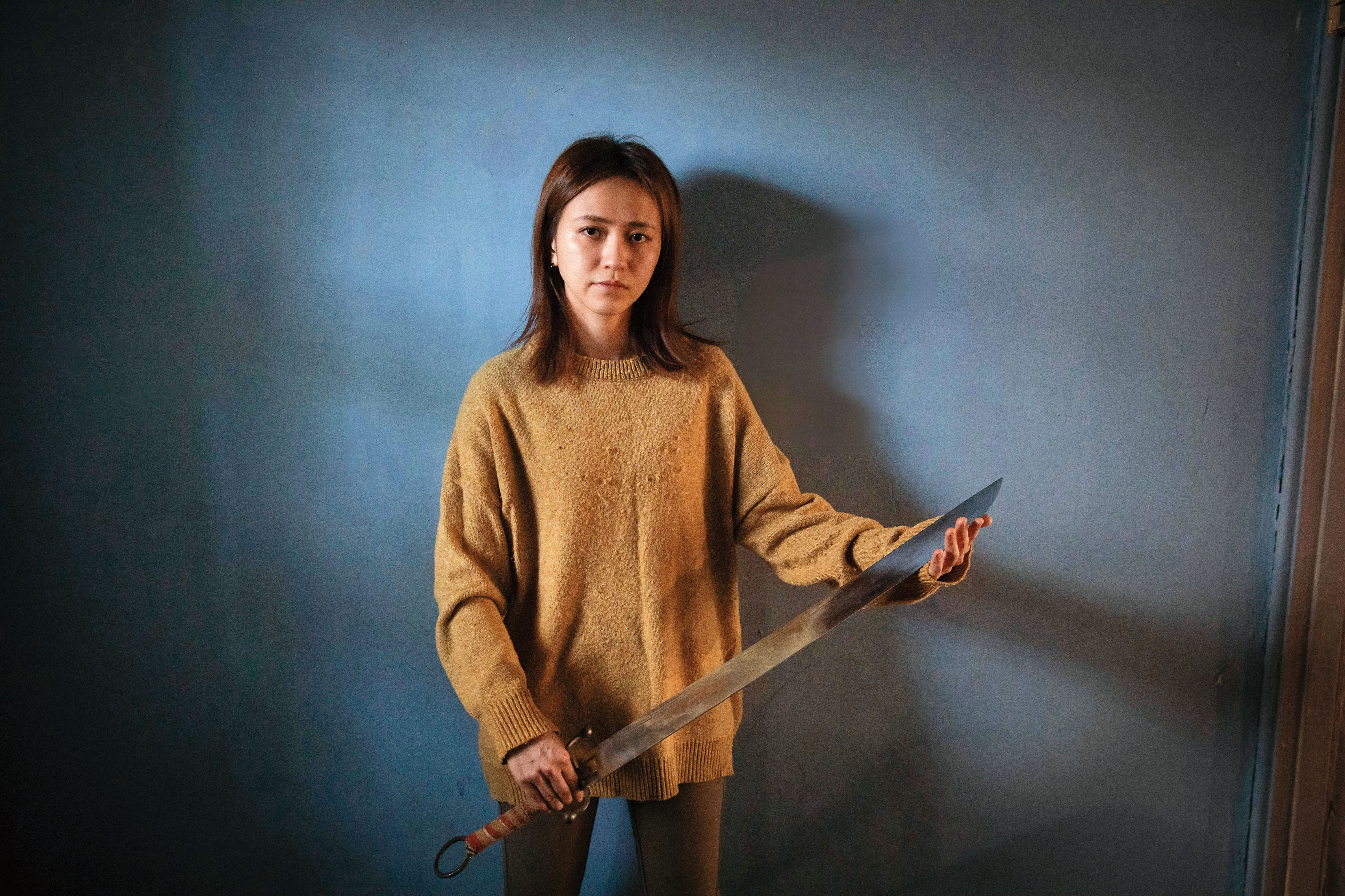 王瀞韓兒時的偶像是楊紫瓊，一直希望成為武術家。台灣#MeToo爆發後半年，她帶我們回台南老家，翻找她失落的武術夢。圖為她手持武術南刀。