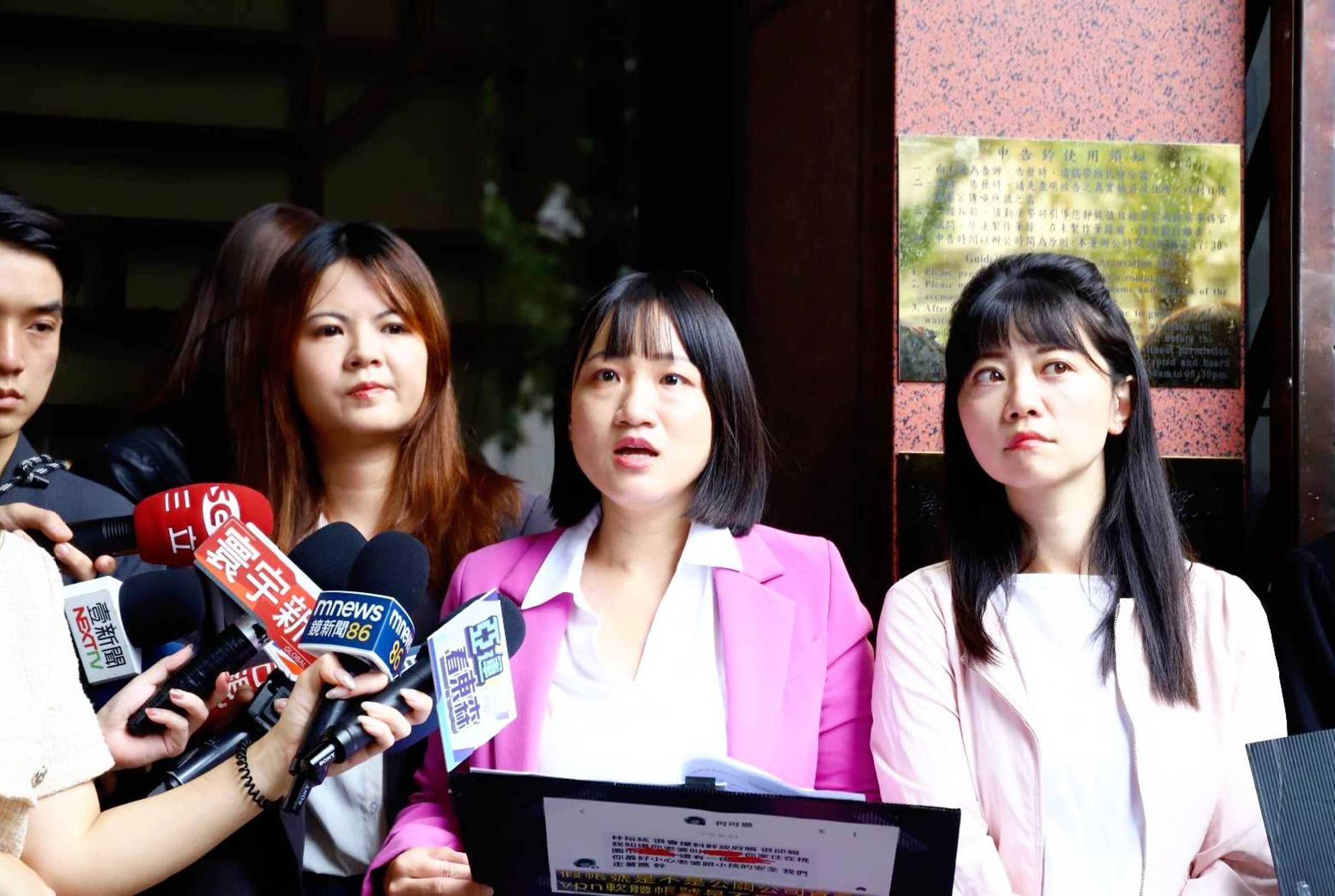 民進黨發言人謝佩芬與民進黨立委高嘉瑜今率綠營女將赴北檢，告發「Lin bay好油」版主林裕紘等人自導自演恐嚇案。（謝佩芬服務處提供）