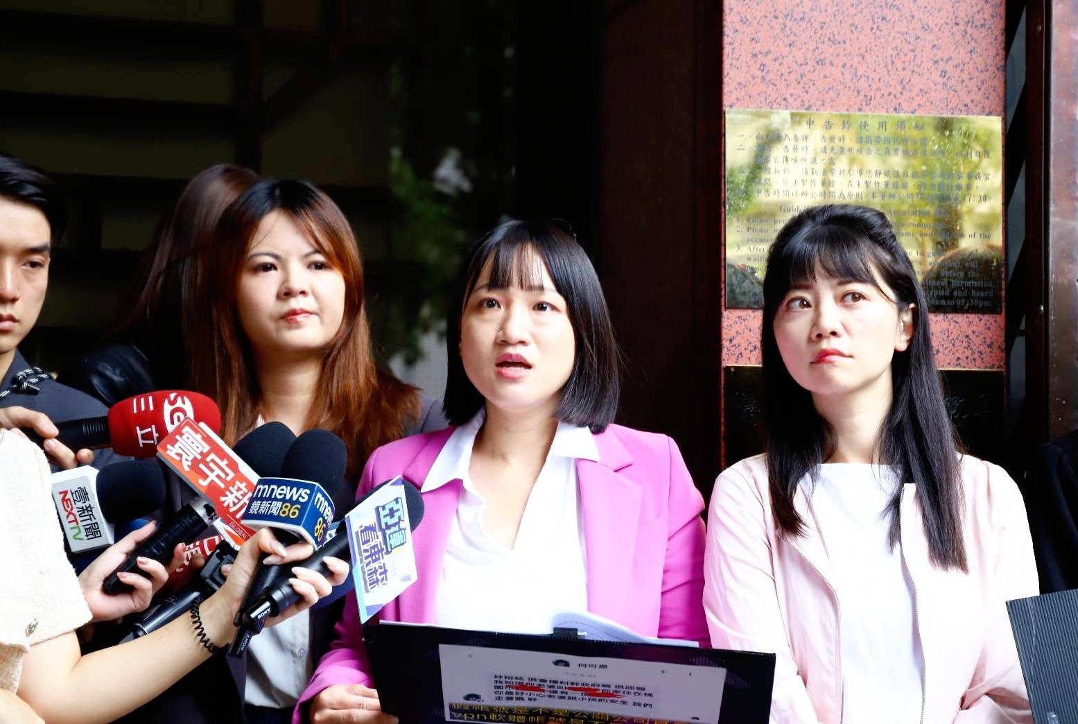 民進黨發言人謝佩芬與民進黨立委高嘉瑜今率綠營女將赴北檢，告發「Lin bay好油」版主林裕紘等人自導自演恐嚇案。（謝佩芬服務處提供）