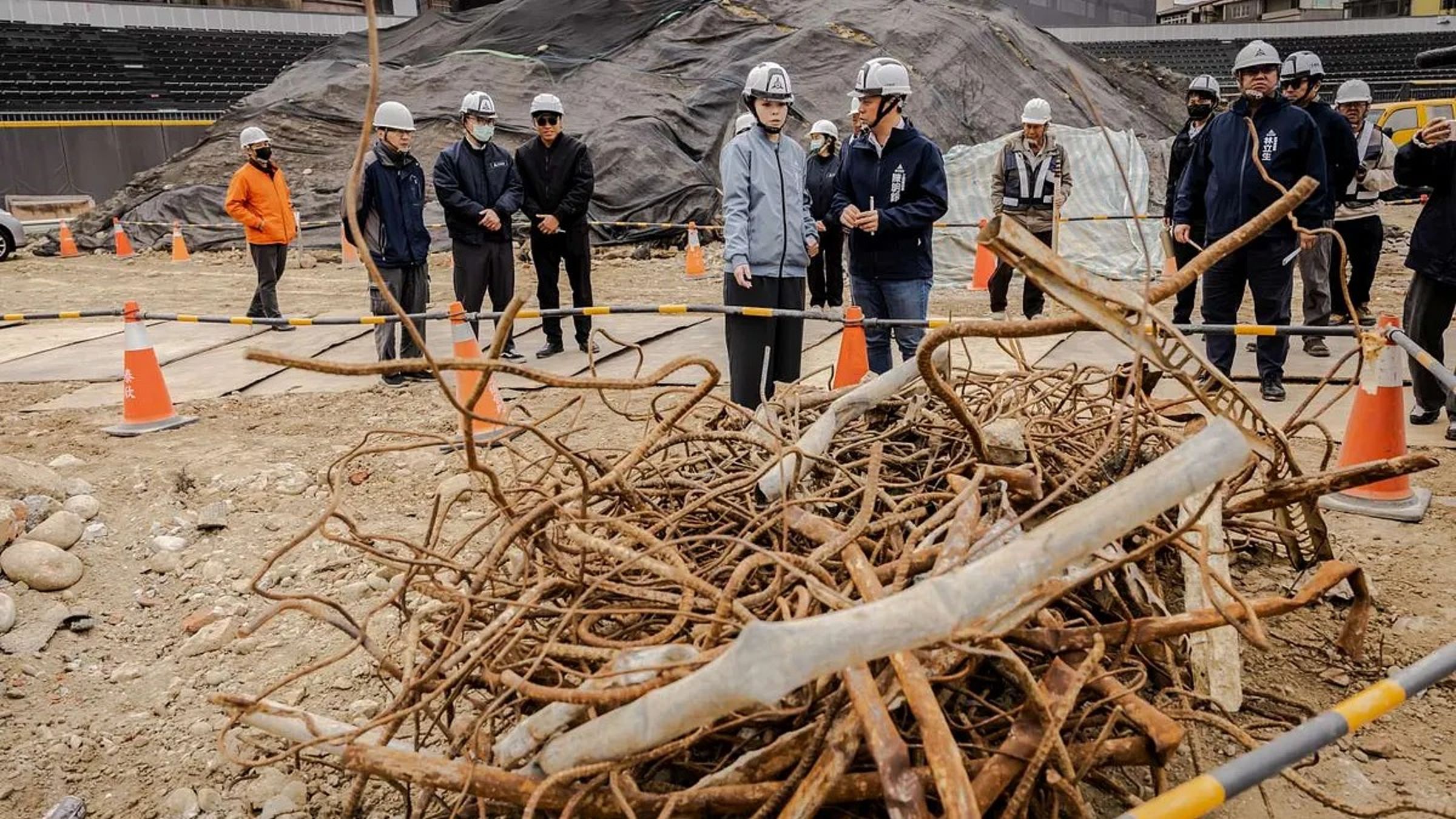 新竹市長高虹安上週親自視察新竹市立棒球場改善工程。而針對外界持續散播棒球場開挖與改善工程的錯假言論,市府強調不排除提告。(新竹市政府提供)