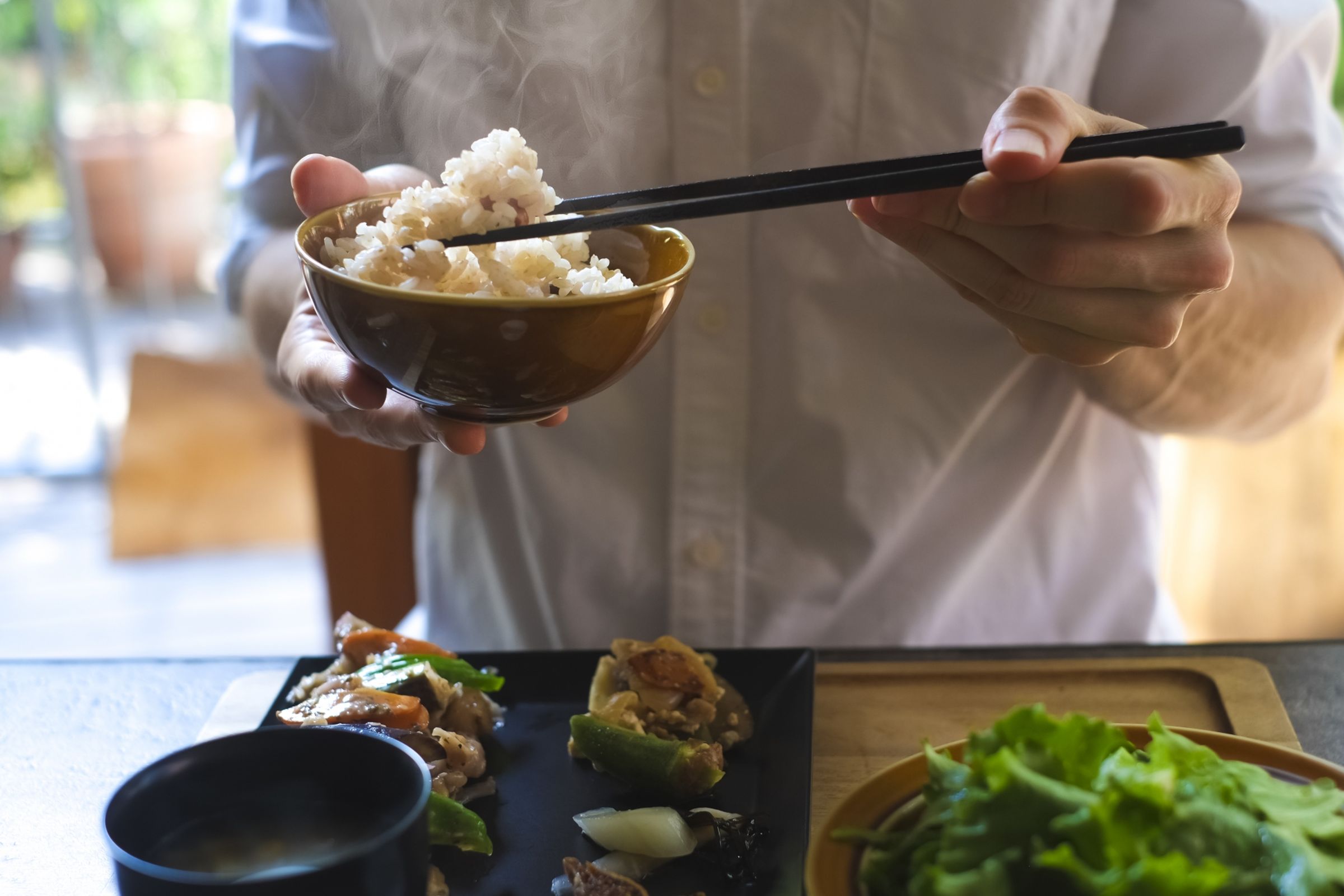 蕭捷健透露吃飯前喝水可減少進食量,還能維持飽足感,幫助你輕鬆減重。(示意圖,photoAC)