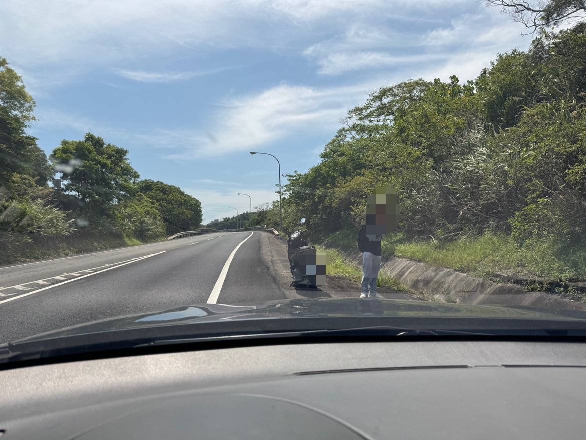 警方確定陳男無礙後,後續協助他離開國道並依法開罰。(翻攝畫面)