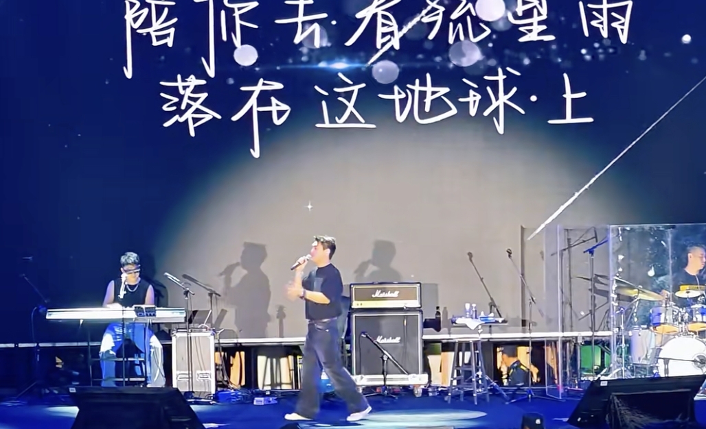 朱孝天本月中在廣東陽江辦個人演唱會，獨唱〈流星雨〉仍吸引全場大合唱。（網路圖片）