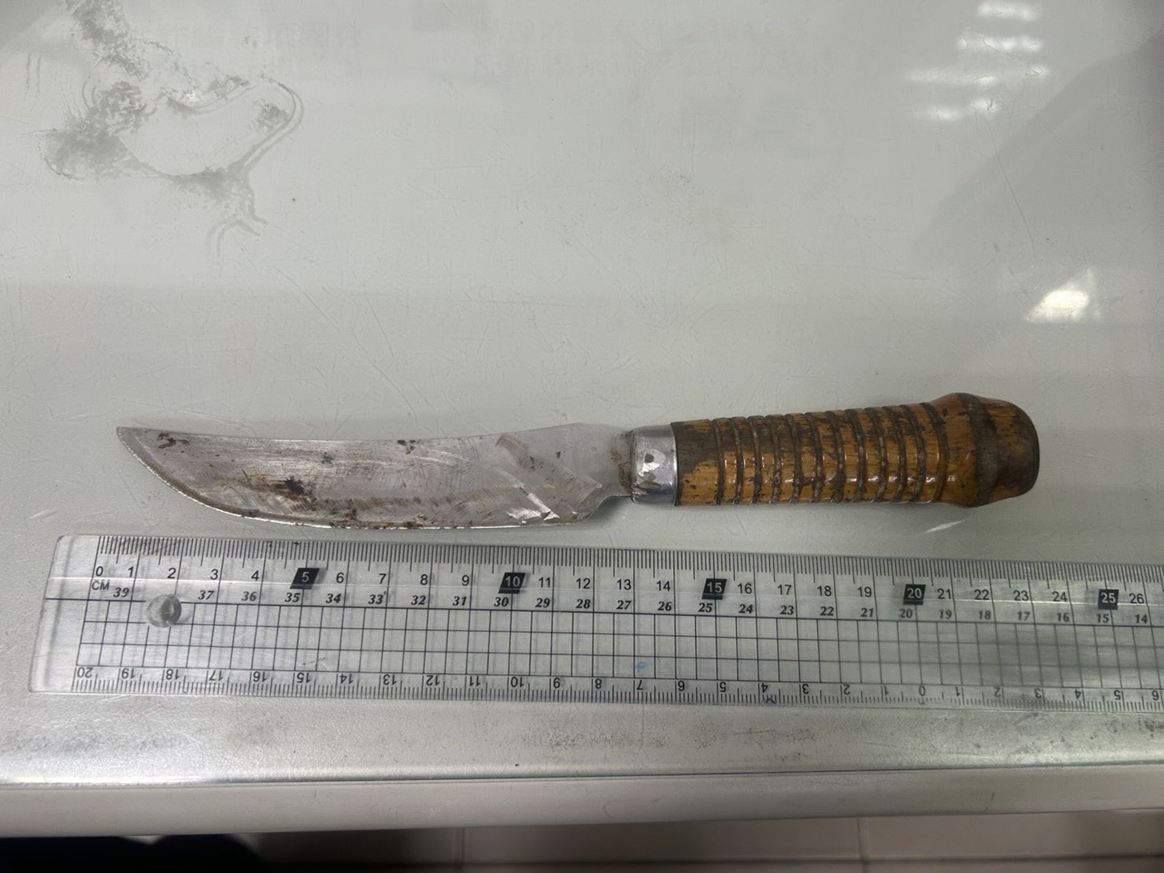 警方起獲歹徒持有刀械。（警方提供）

