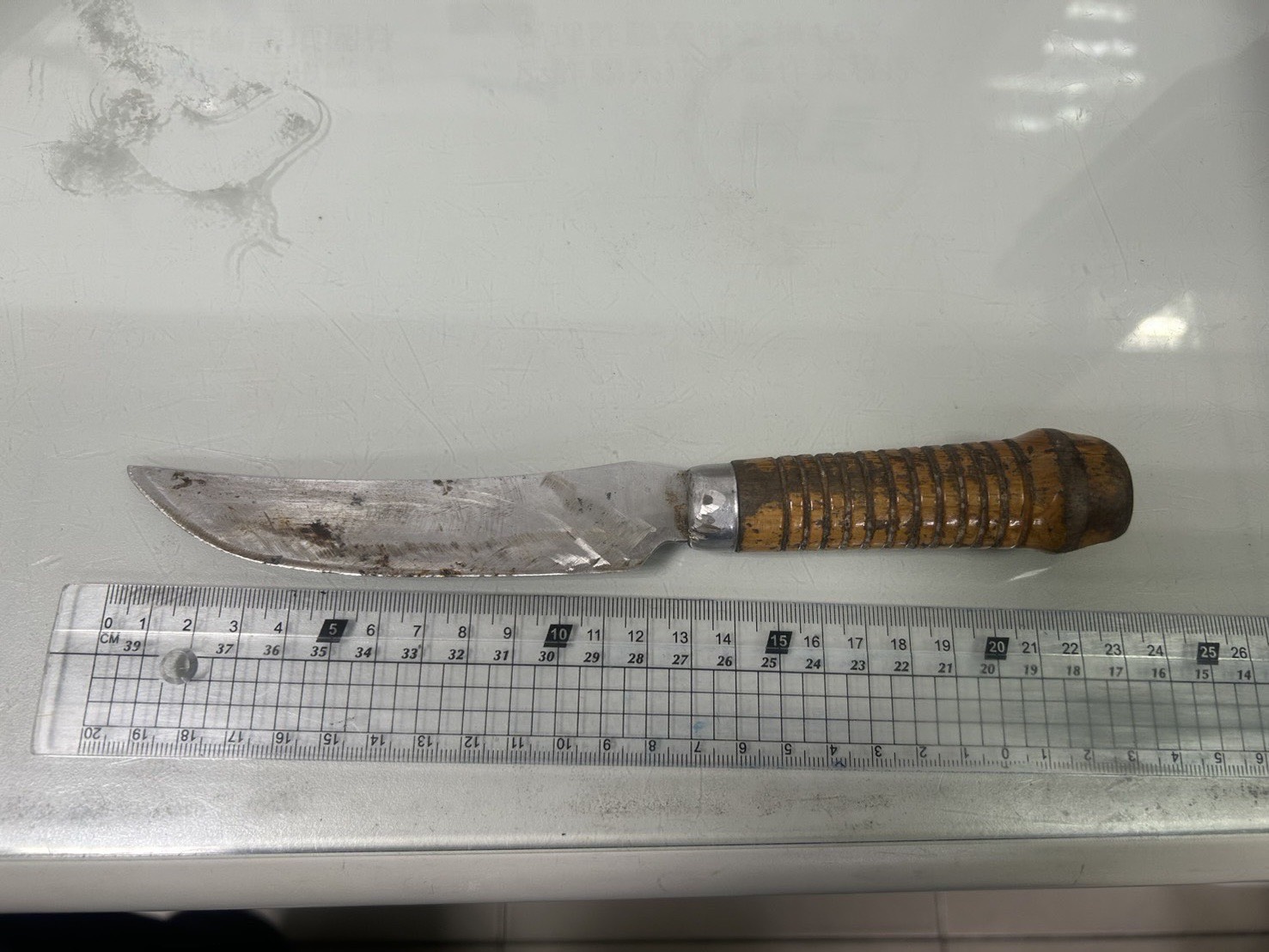 警方起獲歹徒持有刀械。（警方提供）

