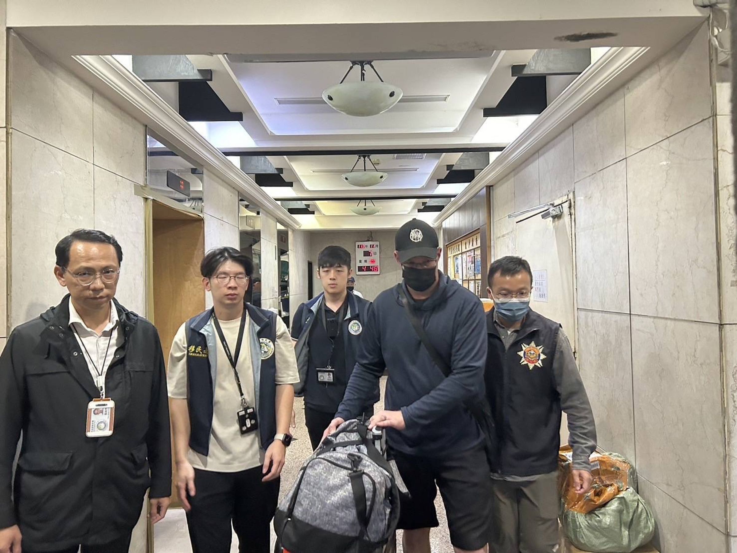 曾涉犯猥褻的美國籍W男，下午被移民署查處到案。（移民署提供）