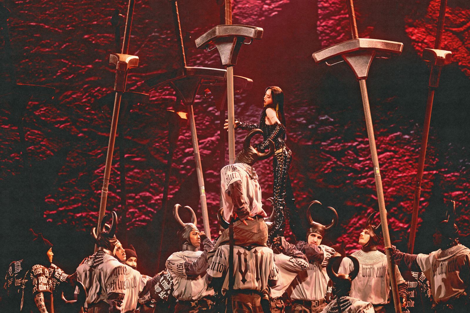 把利劍搬上舞台，蔡依林率特技舞者在劍林裡穿梭。（凌時差提供）