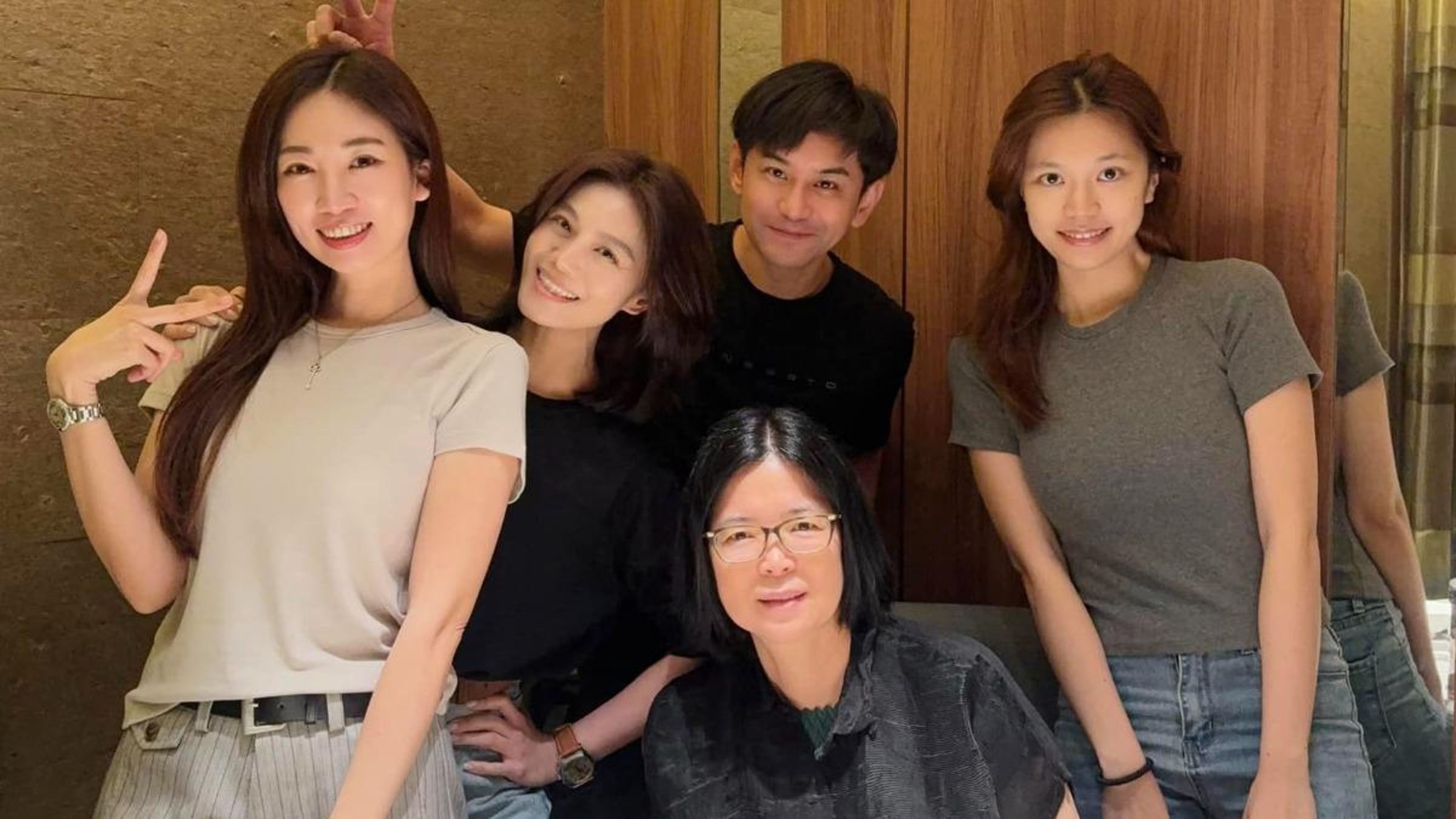 朱海君雖然身形明顯消瘦許多，卻一改過去公開演出時的嚴肅與緊張，露出了久違且燦爛的真心笑容。（翻攝自向蕙玲臉書）