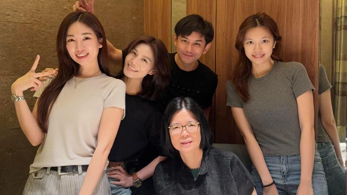朱海君雖然身形明顯消瘦許多,卻一改過去公開演出時的嚴肅與緊張,露出了久違且燦爛的真心笑容。(翻攝自向蕙玲臉書)