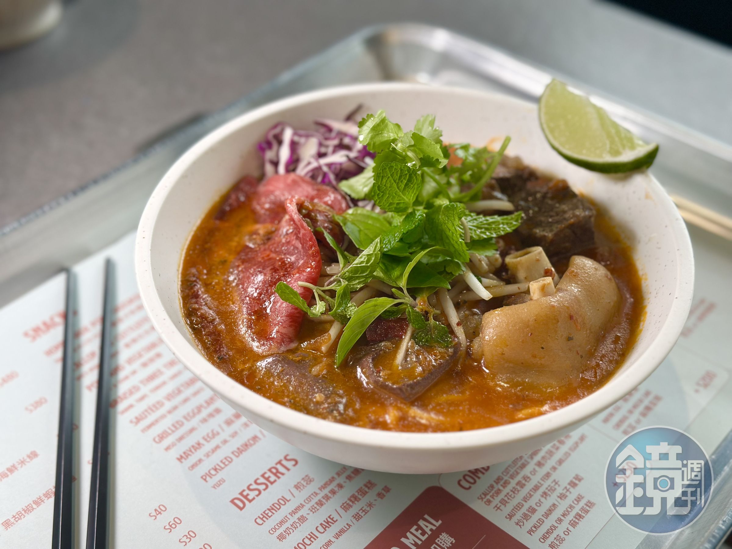 「順化香辣牛肉麵」沒有想像中的重口味，吃得到腴嫩的和牛片與牛臉頰肉。（480元／份）